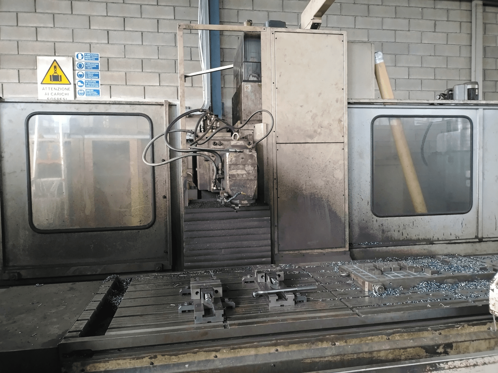 Фрезерний верстат TIGER TFA6 настільного типу в майстерні, вид спереду з інструментами та металевою стружкою на столі.