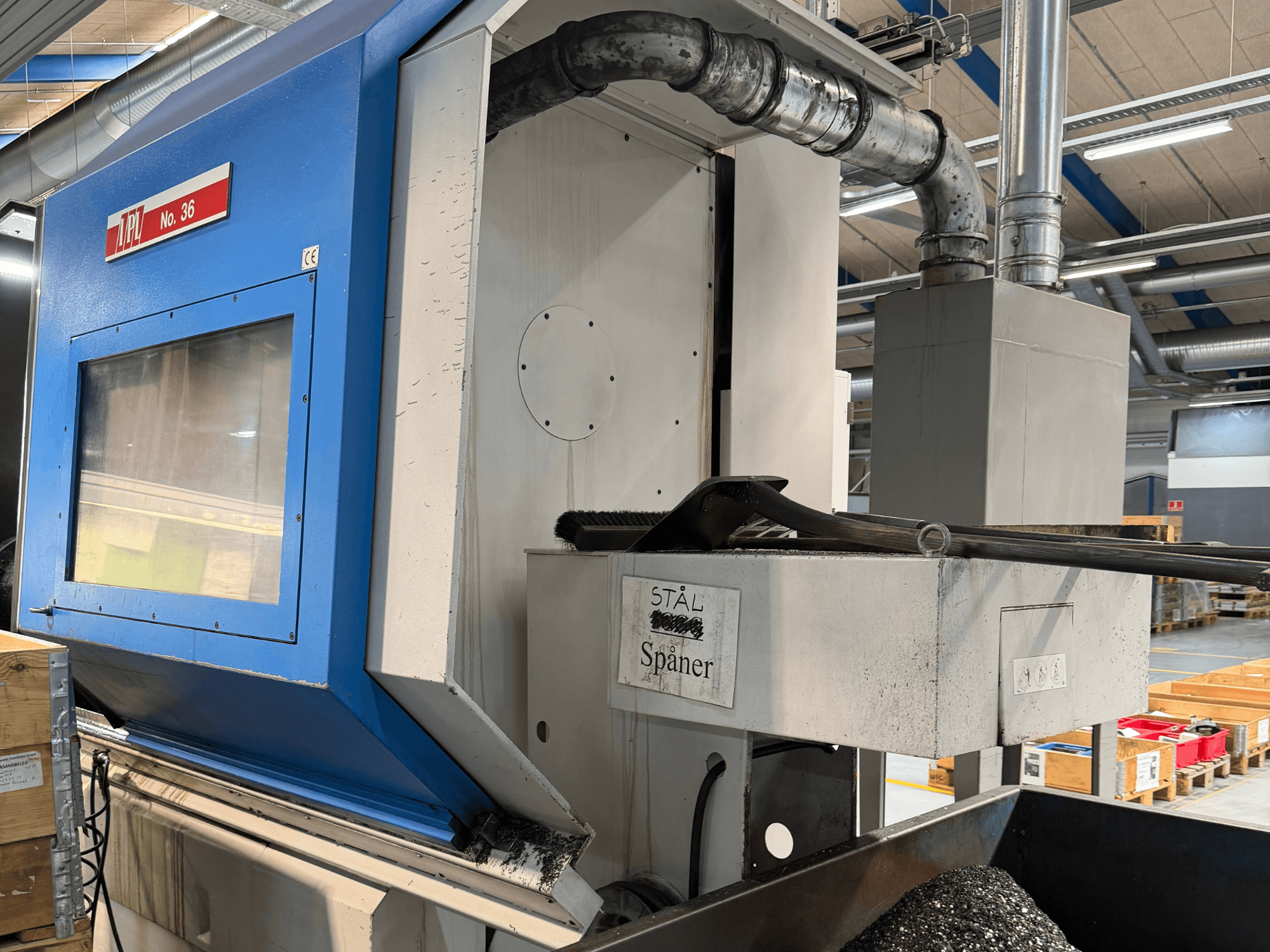 Горизонтальний токарний верстат BOEHRINGER VDF 400 CM, вид збоку з панеллю керування та зоною збору матеріалу.