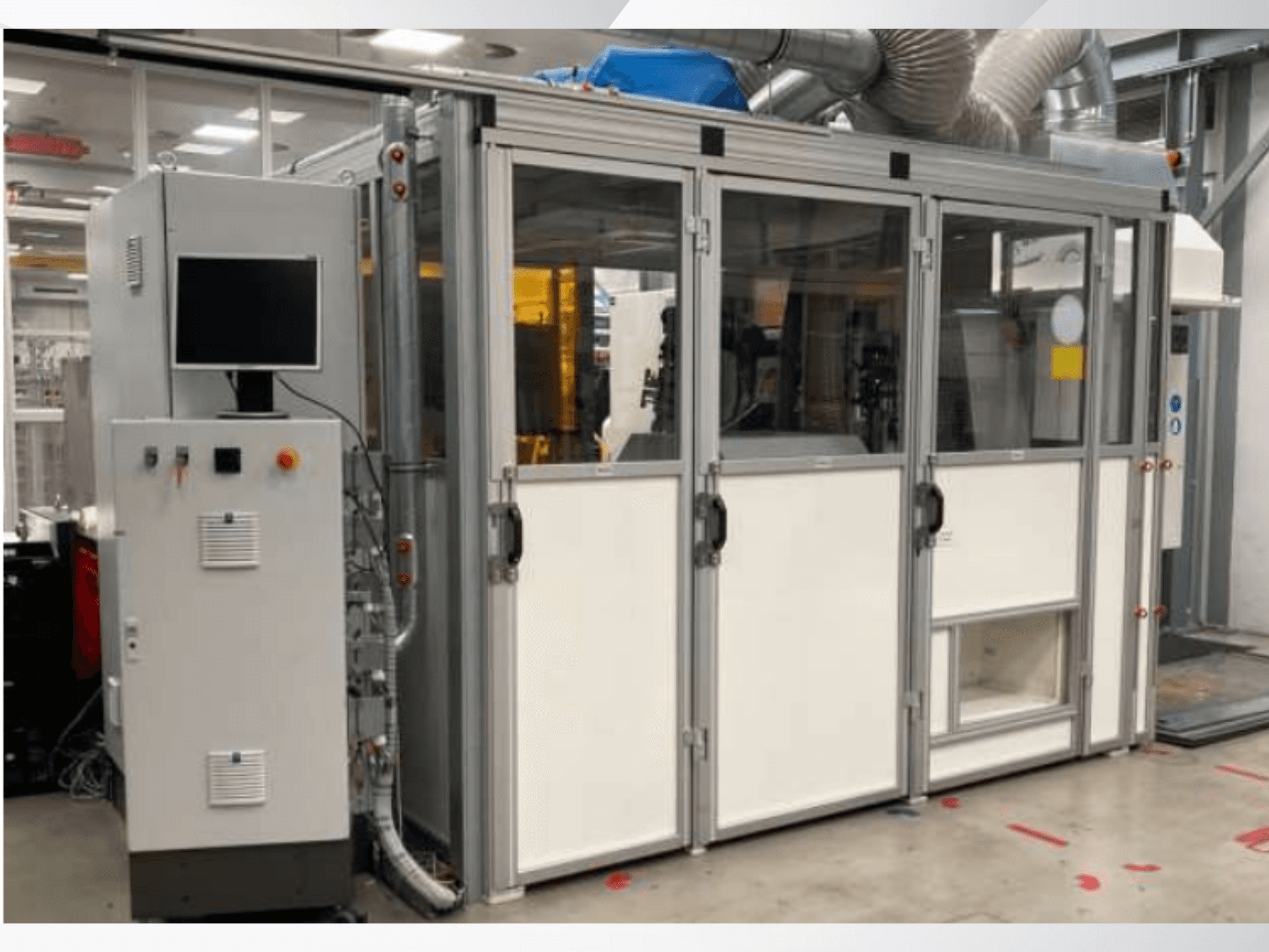 Промислова машина з панеллю керування, вид спереду; має скляні двері, вентиляційні канали та видиму електропроводку.