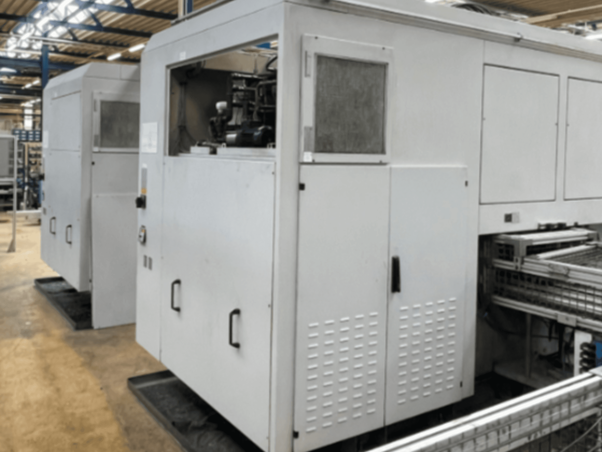 Вертикальний токарний верстат EMAG VSC 200 TWIN OP 20, вид збоку з панеллю керування та робочими функціями.