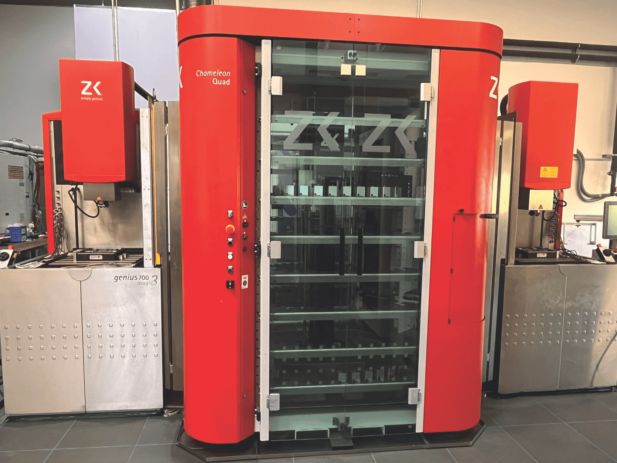 ZK Chameleon Quad, вид спереду, з червоною зовнішньою частиною, скляними полицями та сусіднім блоком Genius 700 Magic 3 з панеллю керування.