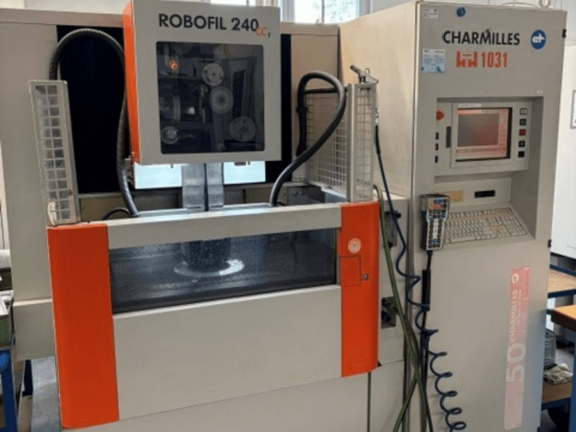 Машина для дротової електроерозійної обробки Charmilles Robofil 240 CC, вид спереду, на якому видно панель управління та зону резервуара для води.