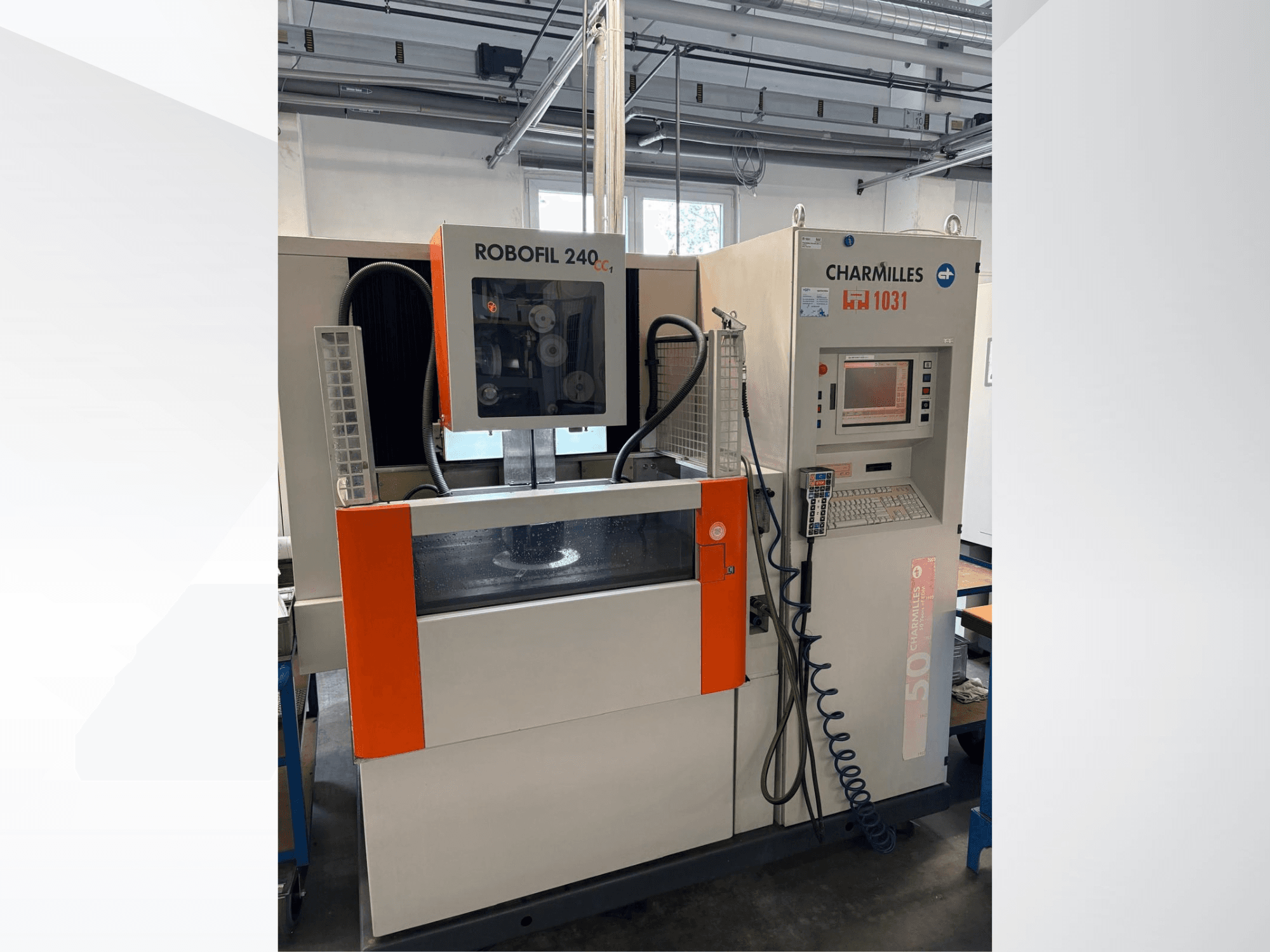 Електроерозійна машина CHARMILLES Robofil 240 CC, вид спереду, на якому видно панель управління та резервуар для води, з яскравими помаранчевими акцентами.