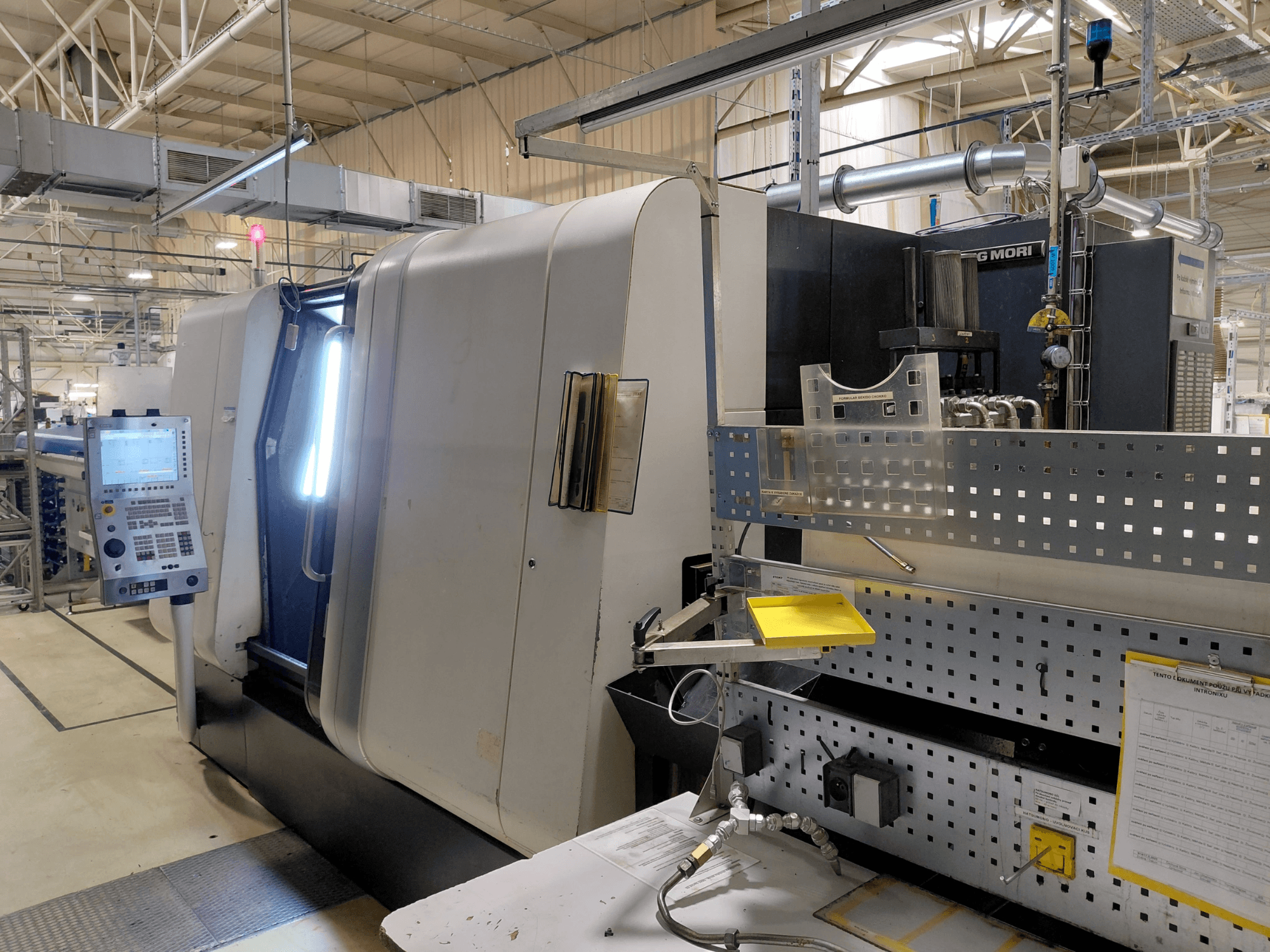 Багатошпиндельний токарний верстат DMG MORI Sprint 65 лінійний, вид спереду, показана панель управління і функції верстата.