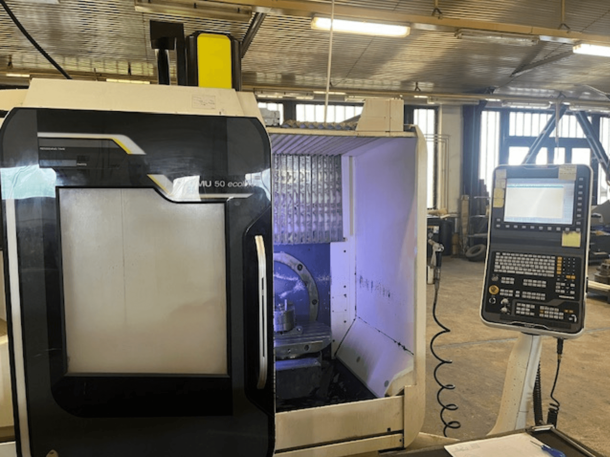 Фрезерний верстат DMU 50 eco вид спереду з панеллю керування, що відображає тримач інструменту та робочу зону.