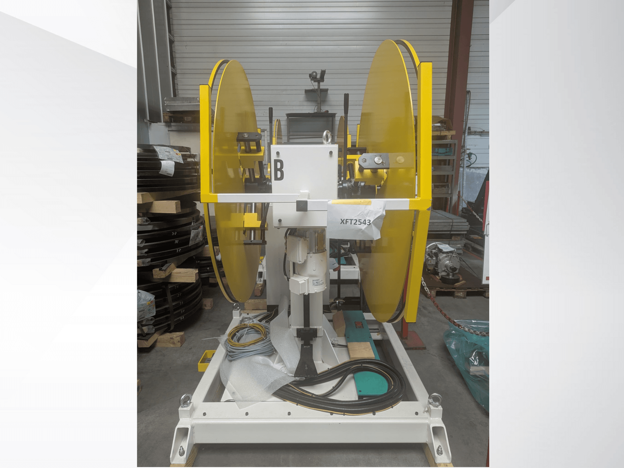 Жовті дискові пилки, встановлені на білій основі машини, вид спереду; модель XFT2543, з видимою електропроводкою та компонентами.