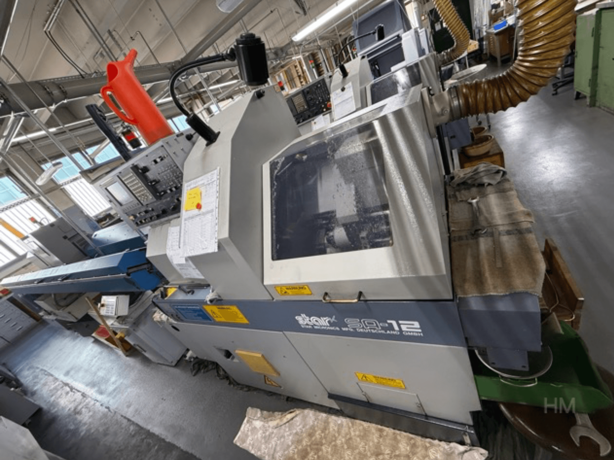 Обробний центр Star SQ-12, вид збоку з панеллю керування, контейнером для охолоджувальної рідини та шлангом для видалення пилу.