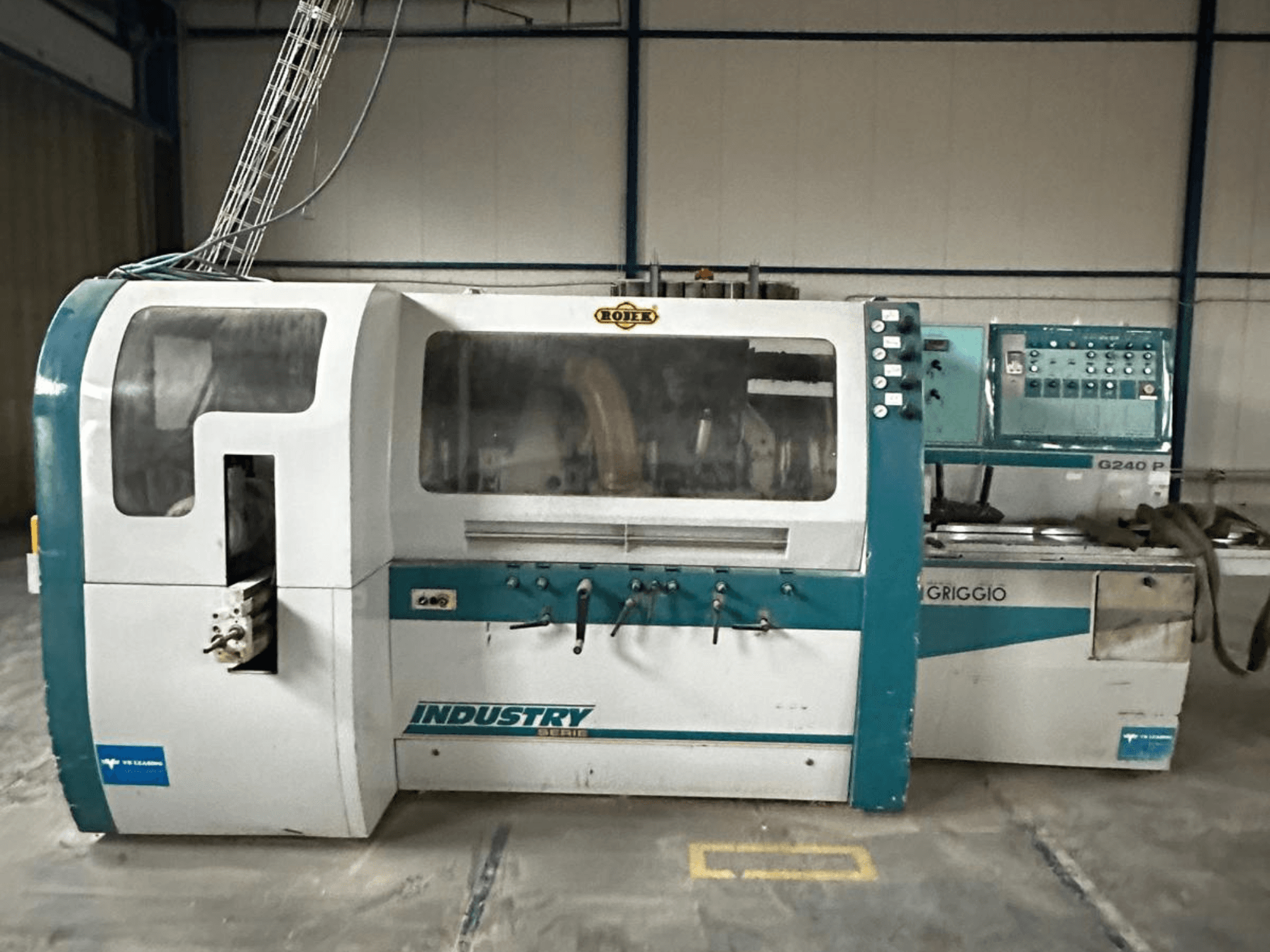 Машина Griggio Industry G240 P, вид спереду, з панеллю керування та прозорим корпусом, що демонструє внутрішні механізми.