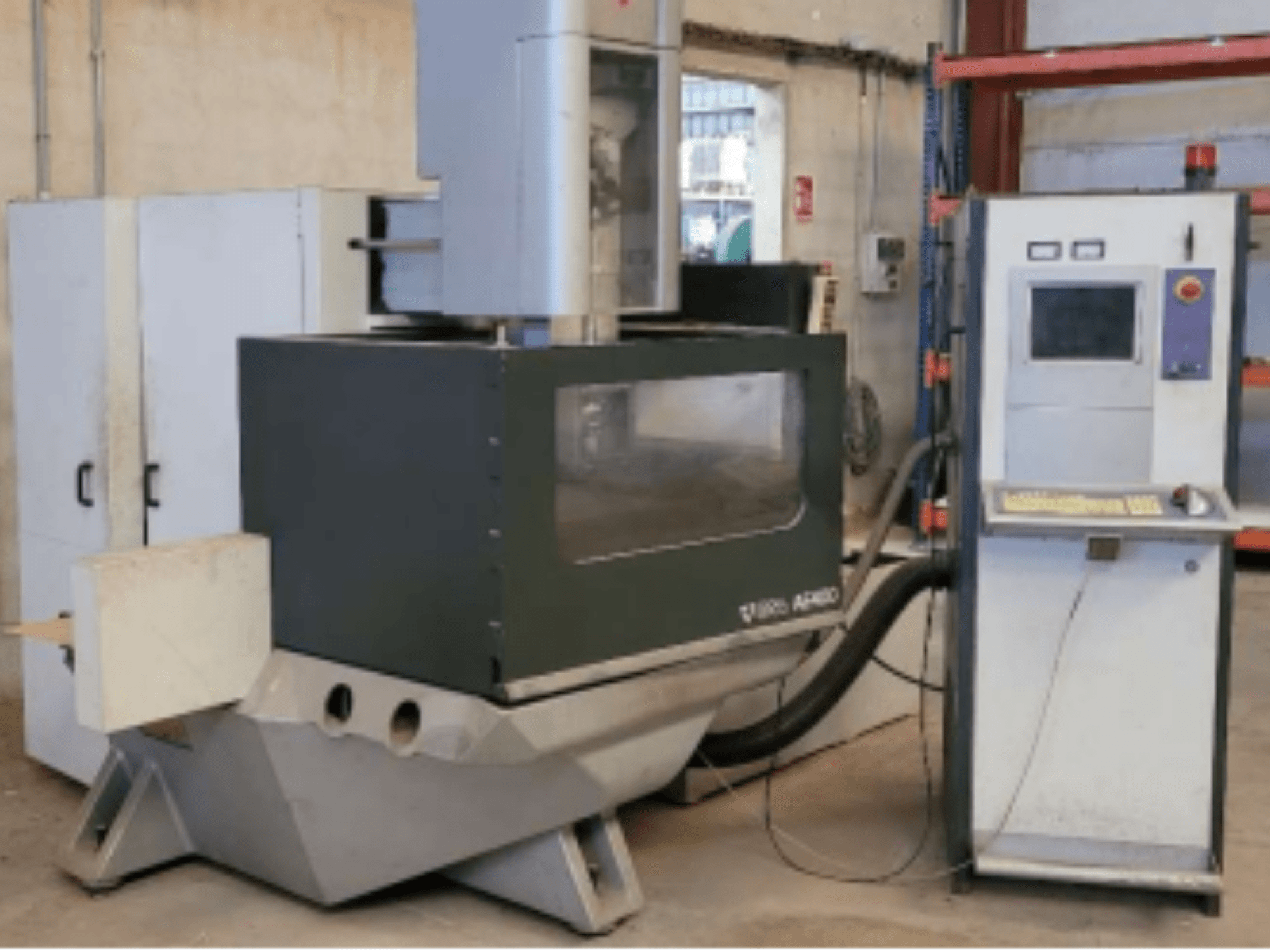 Електроерозійний дротовий верстат ONA AE 400 в умовах майстерні, з панеллю керування праворуч і великою зоною різання.