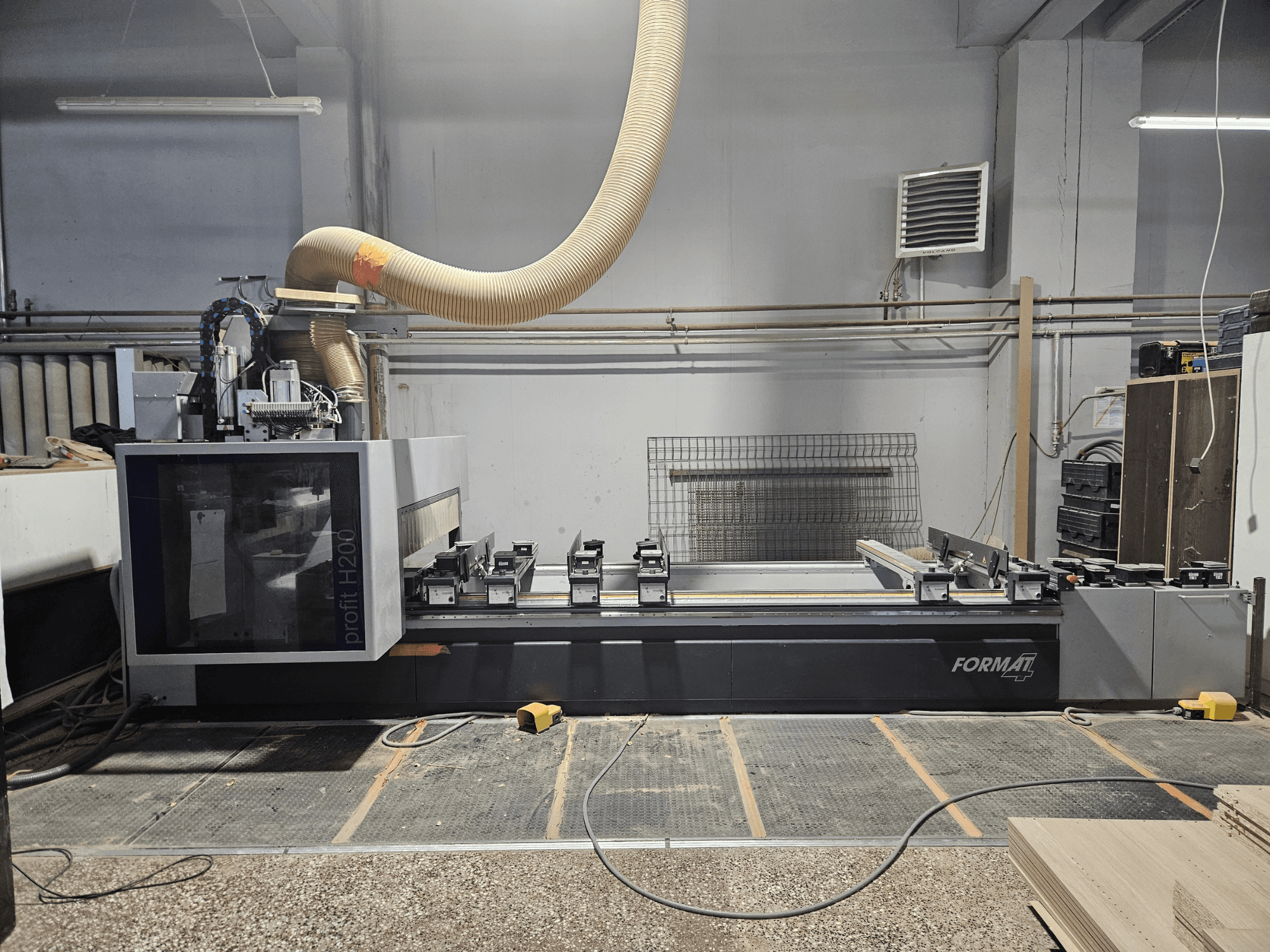 Верстат з ЧПК FORMAT profit H200 в майстерні, вид збоку, з робочою поверхнею і системою пиловідведення.