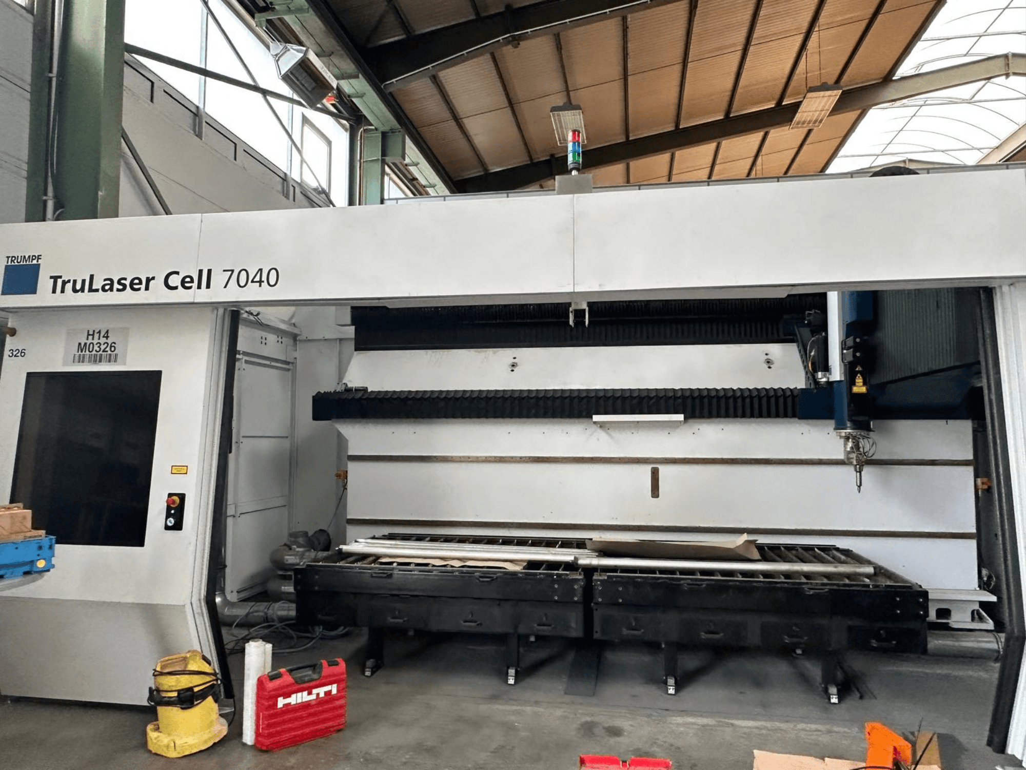 Лазерний верстат для різання CO₂ TRUMPF TruLaser Cell 7040 у фронтальному ракурсі, на якому видно панель керування та зону різання.