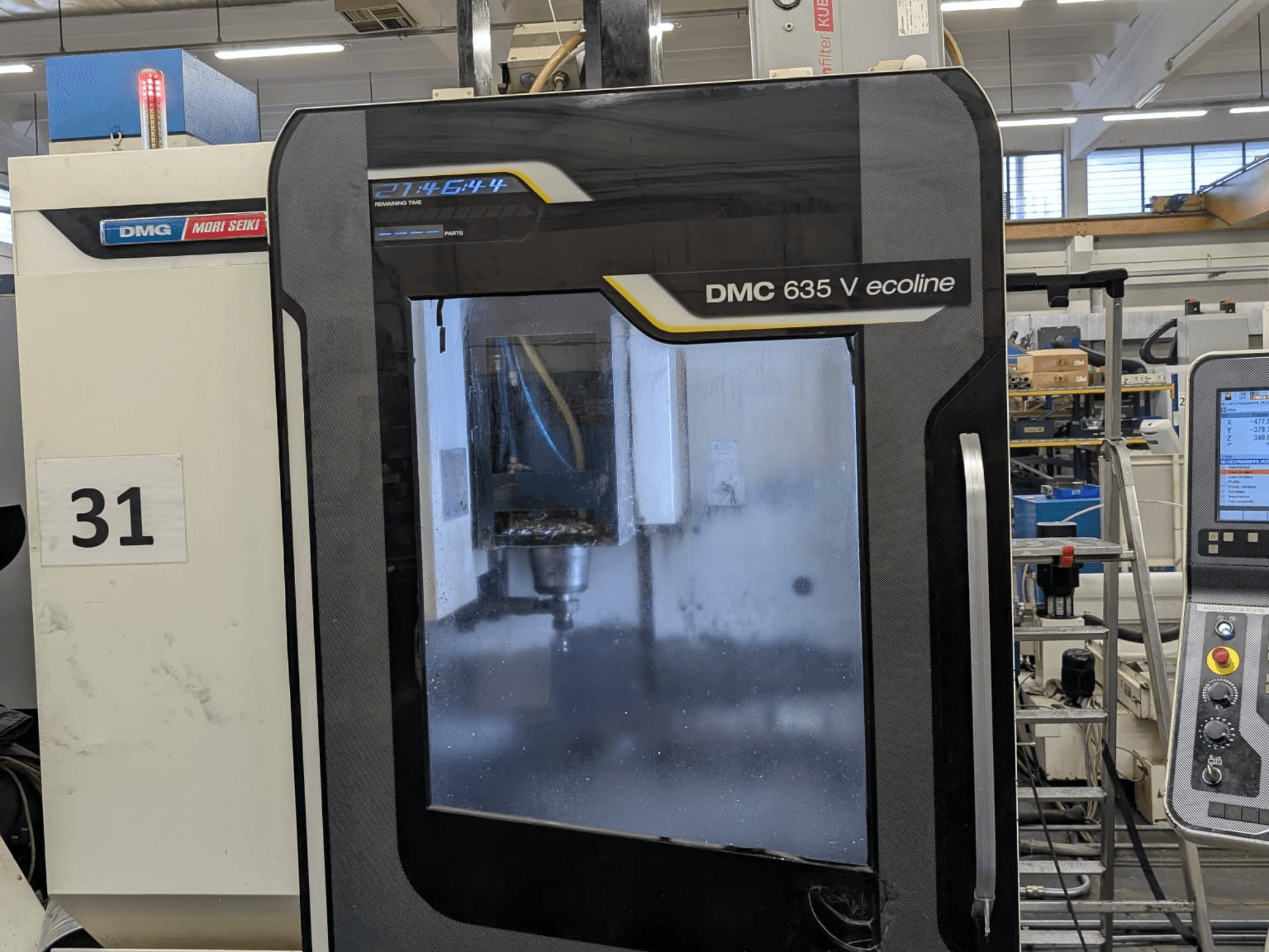 Вертикальний обробний центр DMG Mori Seiki DMC 635V ecoline, вид спереду з панеллю керування та видимою зоною обробки.