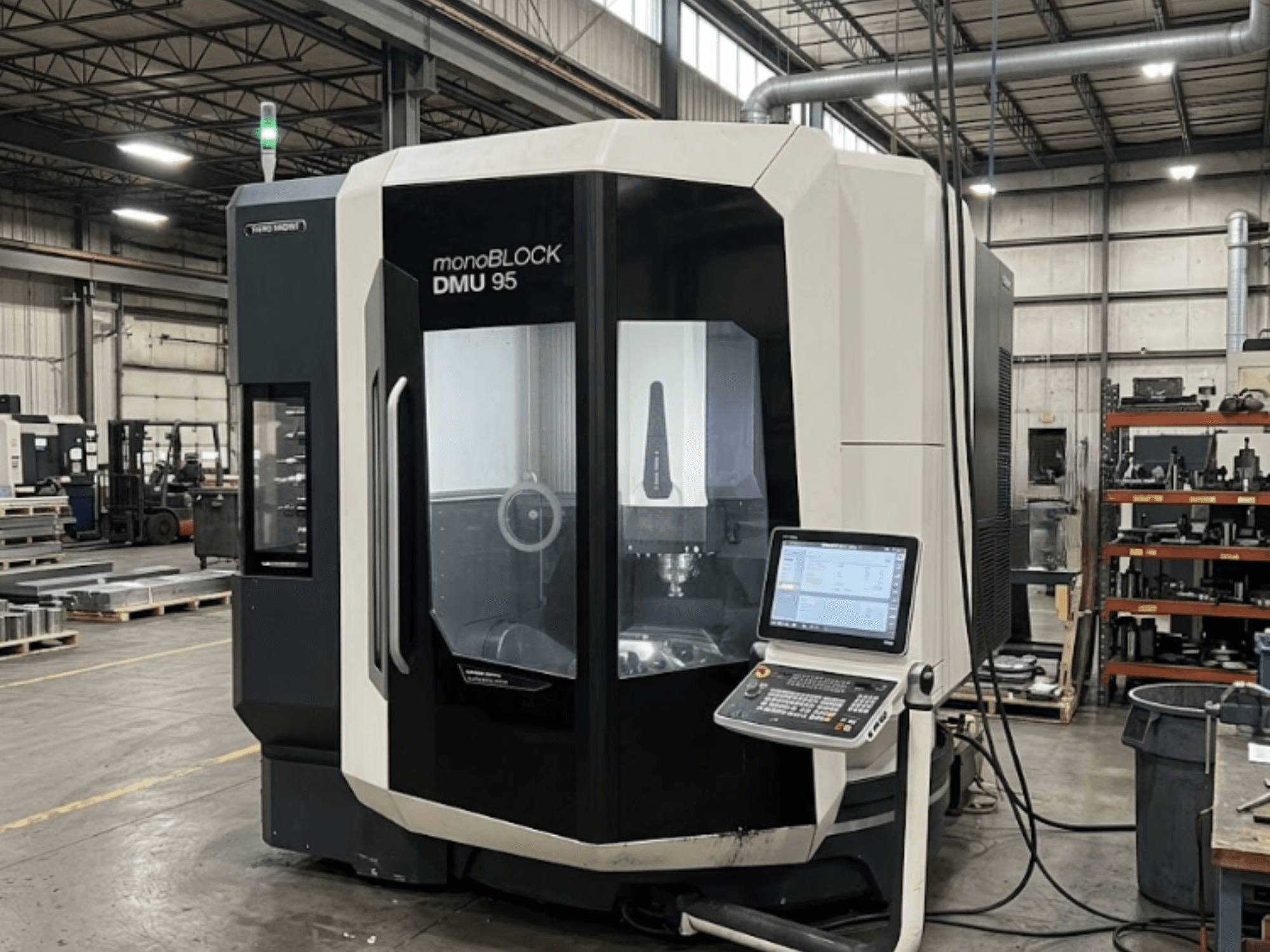 Вертикальний обробний центр DMG MORI DMU 95 Monoblock на заводі з видимим пультом управління, вид спереду.