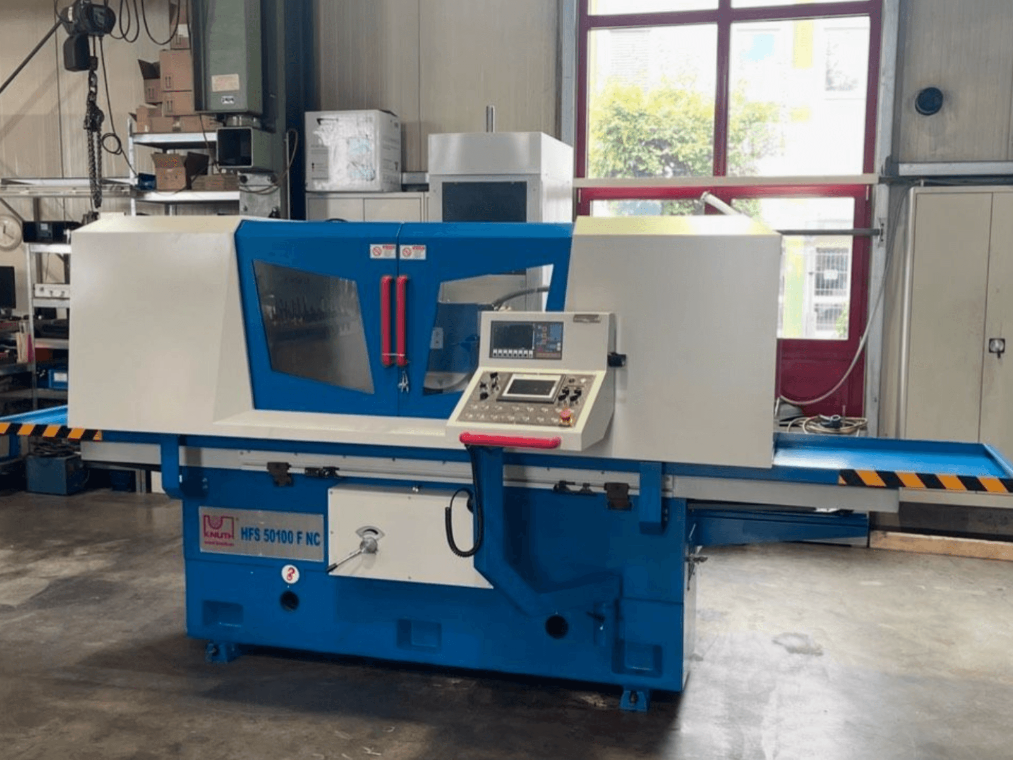 Плоскошліфувальний верстат KNUTH HFS 50100 F NC, вид спереду, з панеллю керування, шліфувальним столом та елементами безпеки.