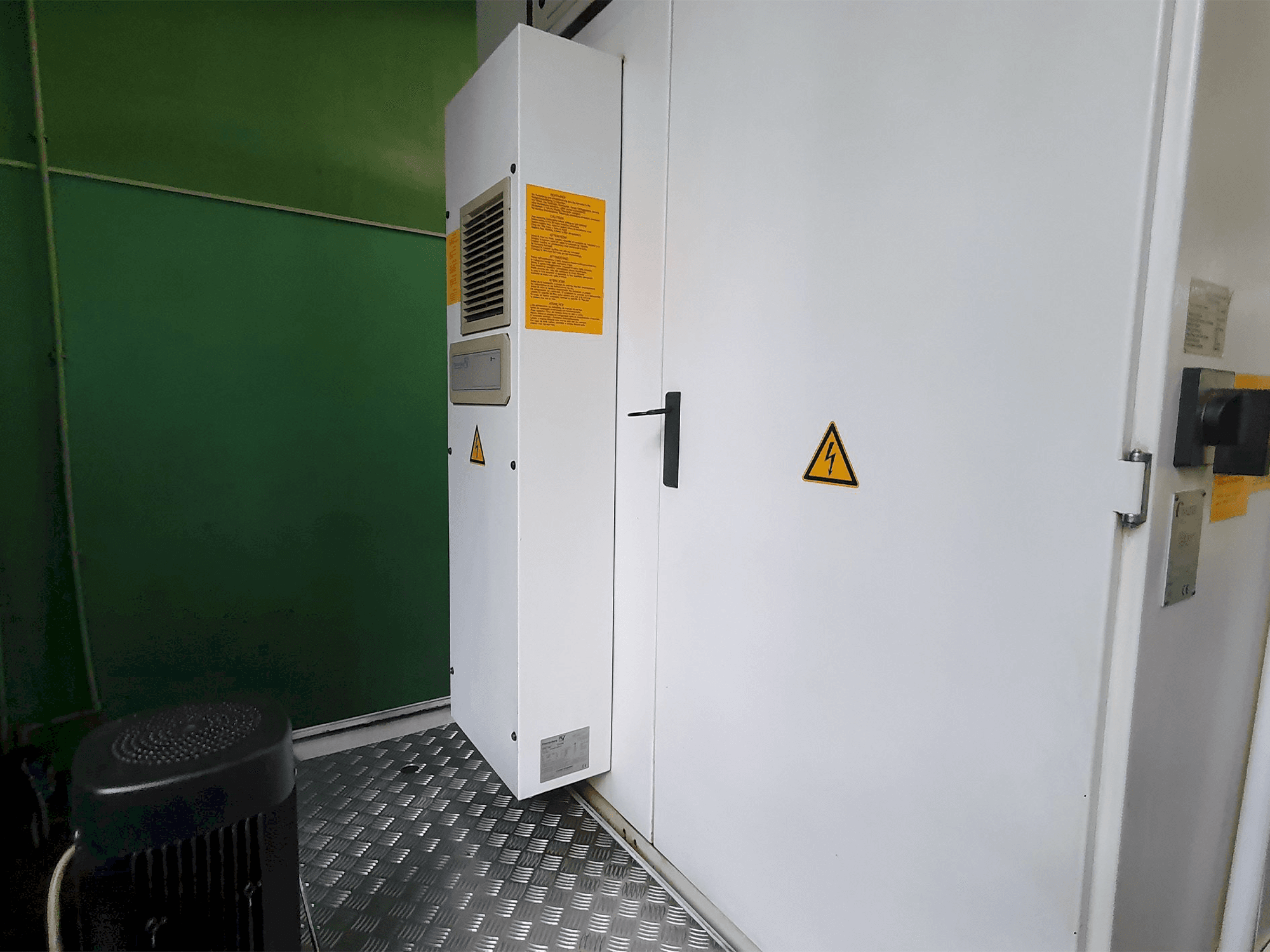 Back view of Walter Helitronic Power machine