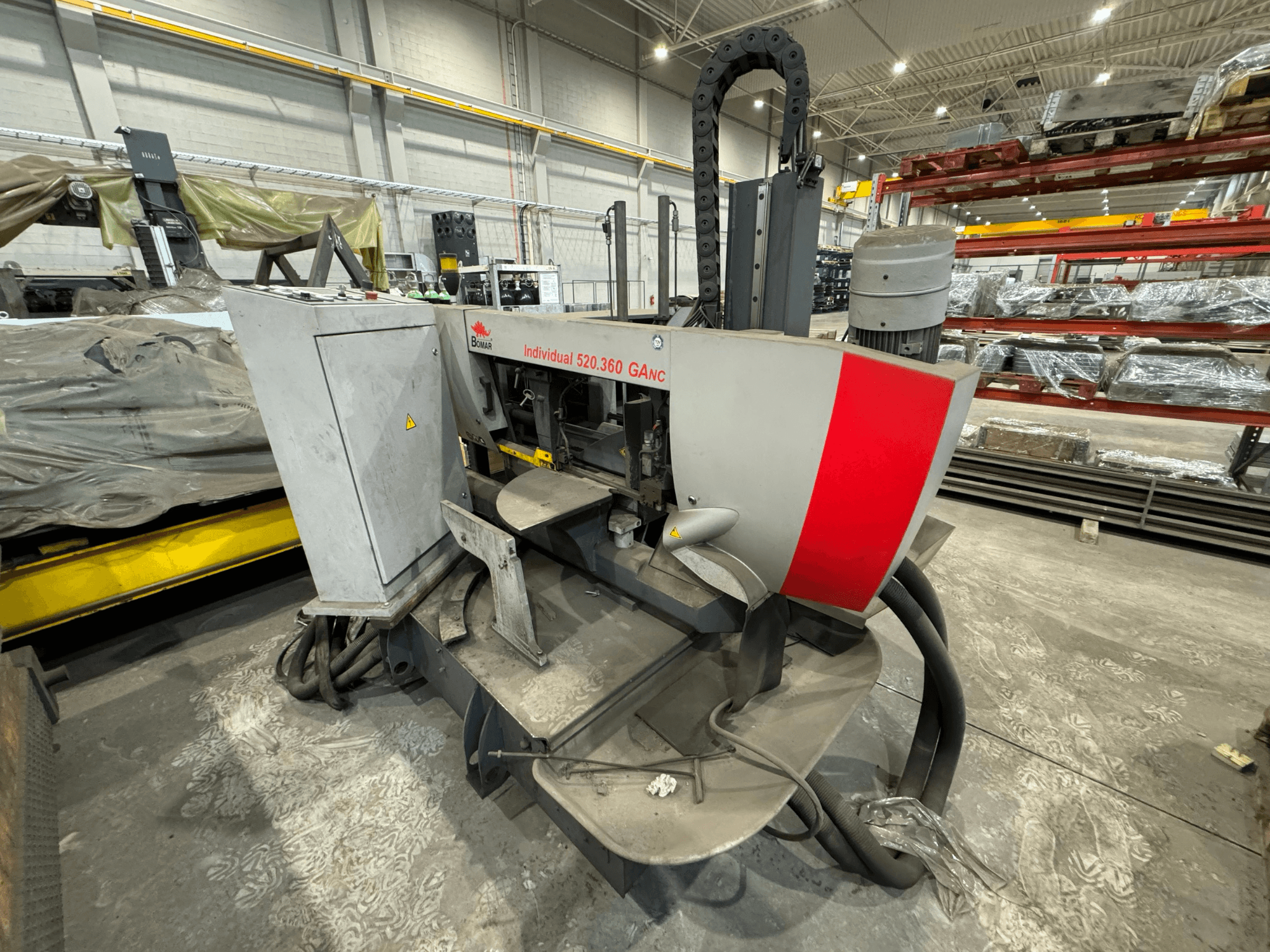 Верстат з ЧПК Böhler Individual 520.360 GANC в майстерні, вид спереду з елементами керування та двигуном.