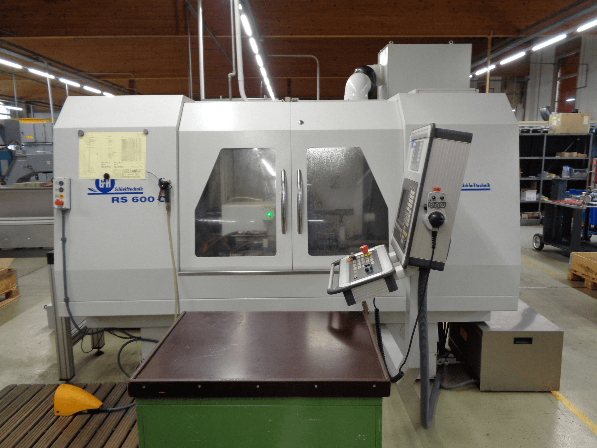 Кругла шліфувальна машина GEIBEL & HOTZ RS 600 C, вид спереду з панеллю керування та робочим столом у заводській комплектації.