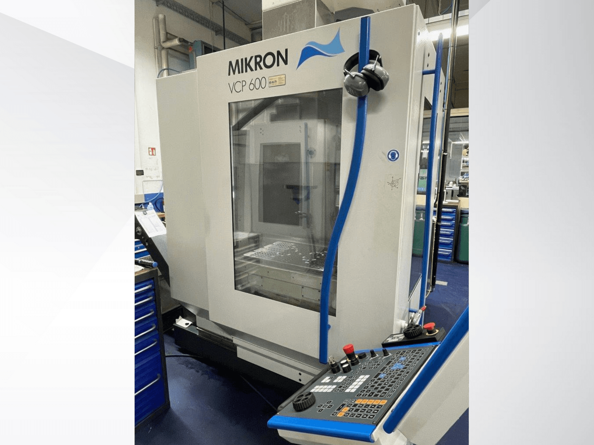 Обробний центр Mikron VCP 600 в майстерні, вид спереду, з панеллю керування з кнопками та ручками.