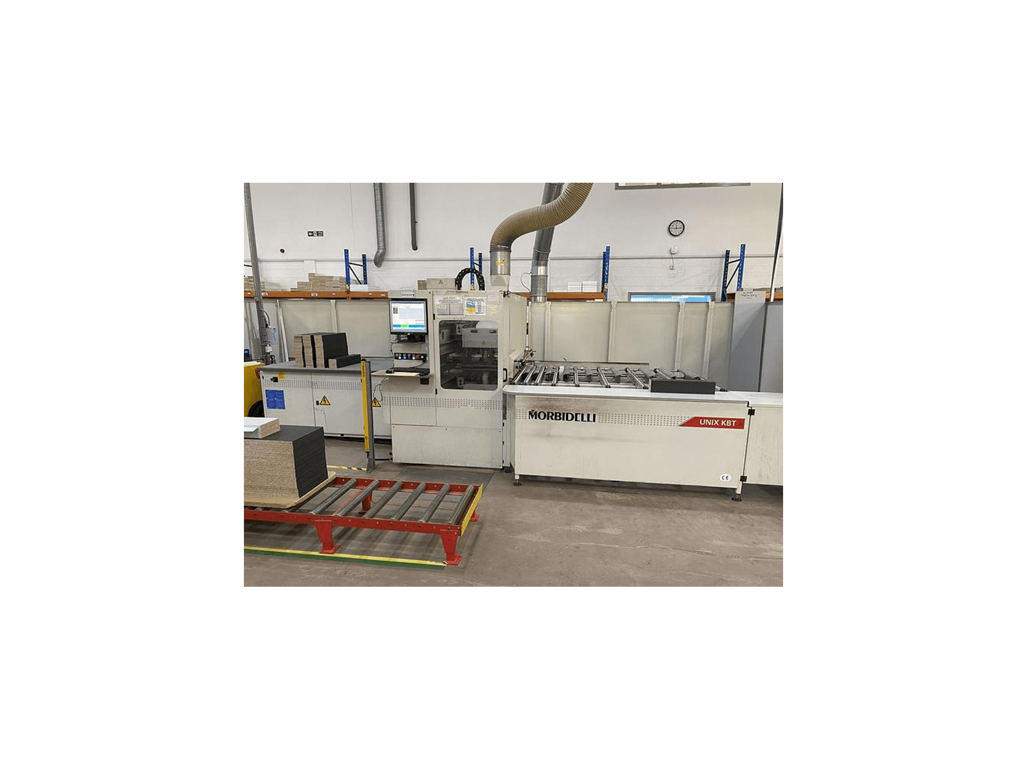 Панельна пила MORbidelli Unix KBT, вид спереду, видно панель керування та укладені дошки на сусідньому візку.