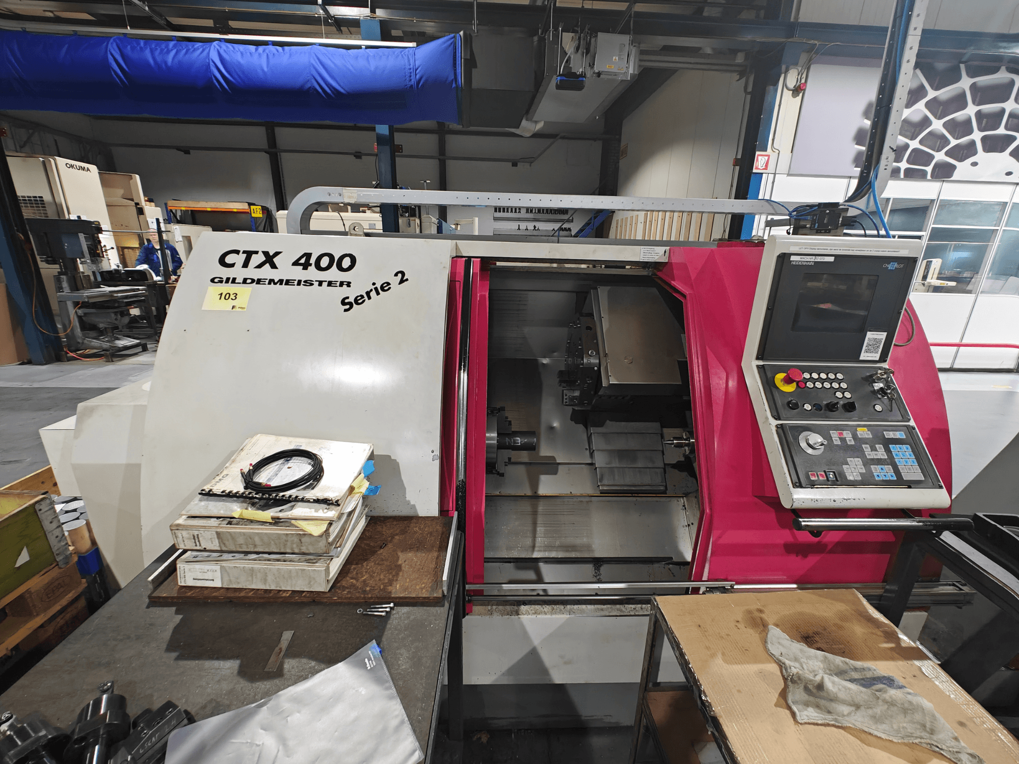 Токарний верстат CTX 400 Gildemeister показаний спереду, з панеллю керування з кнопками, дисплеєм і робочою зоною.