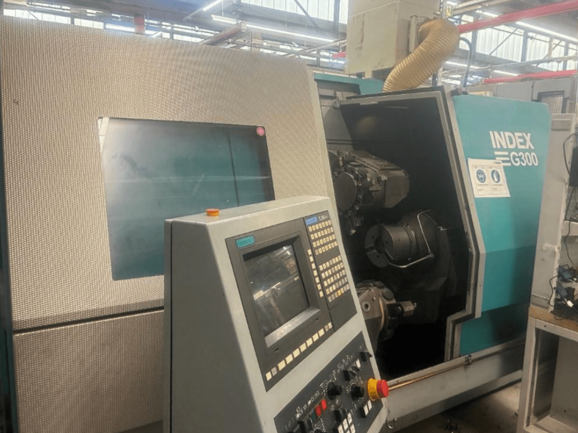 Горизонтальний токарний верстат Index G300, вид спереду, на якому видно панель управління та відкритий доступ до внутрішніх механізмів.