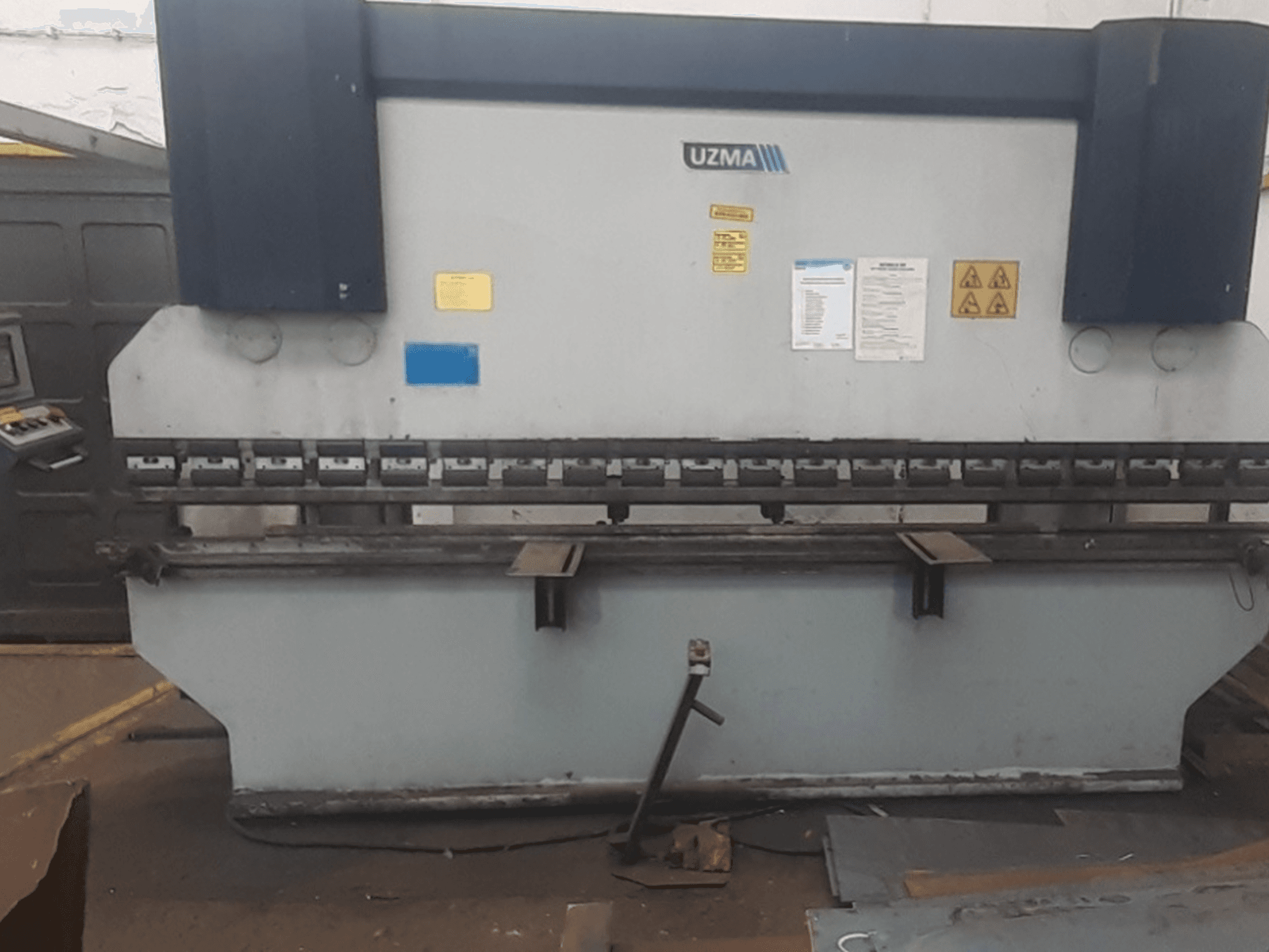 Прес UZMA HAP 40160, вид спереду, з елементами керування, попередженнями про безпеку та інструментами для згинання металу.