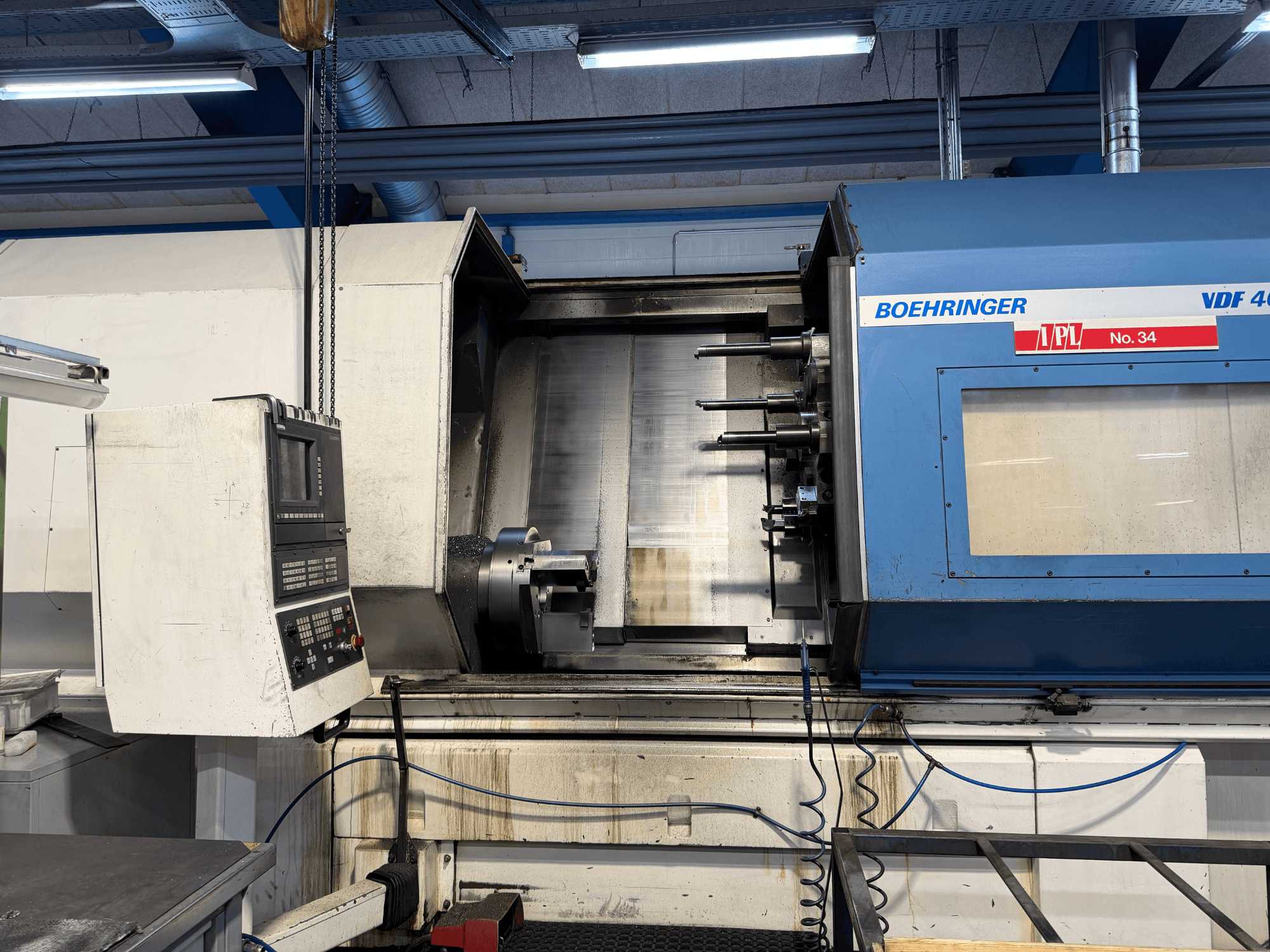 Горизонтальний токарний верстат BOEHRINGER VDF 400 CM, вид спереду з панеллю керування та основною робочою зоною.