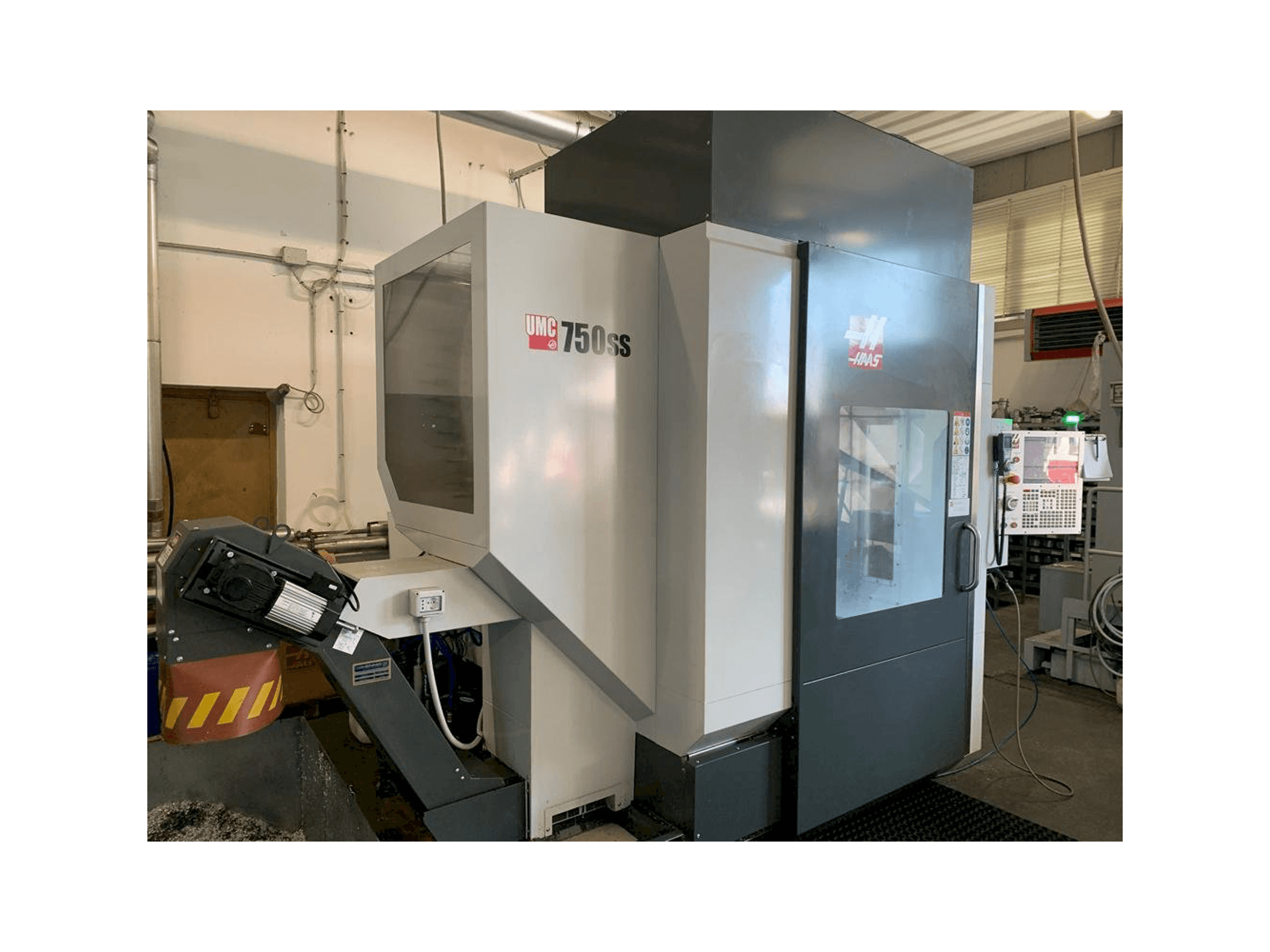 Front view of HAAS UMC 750SS machine