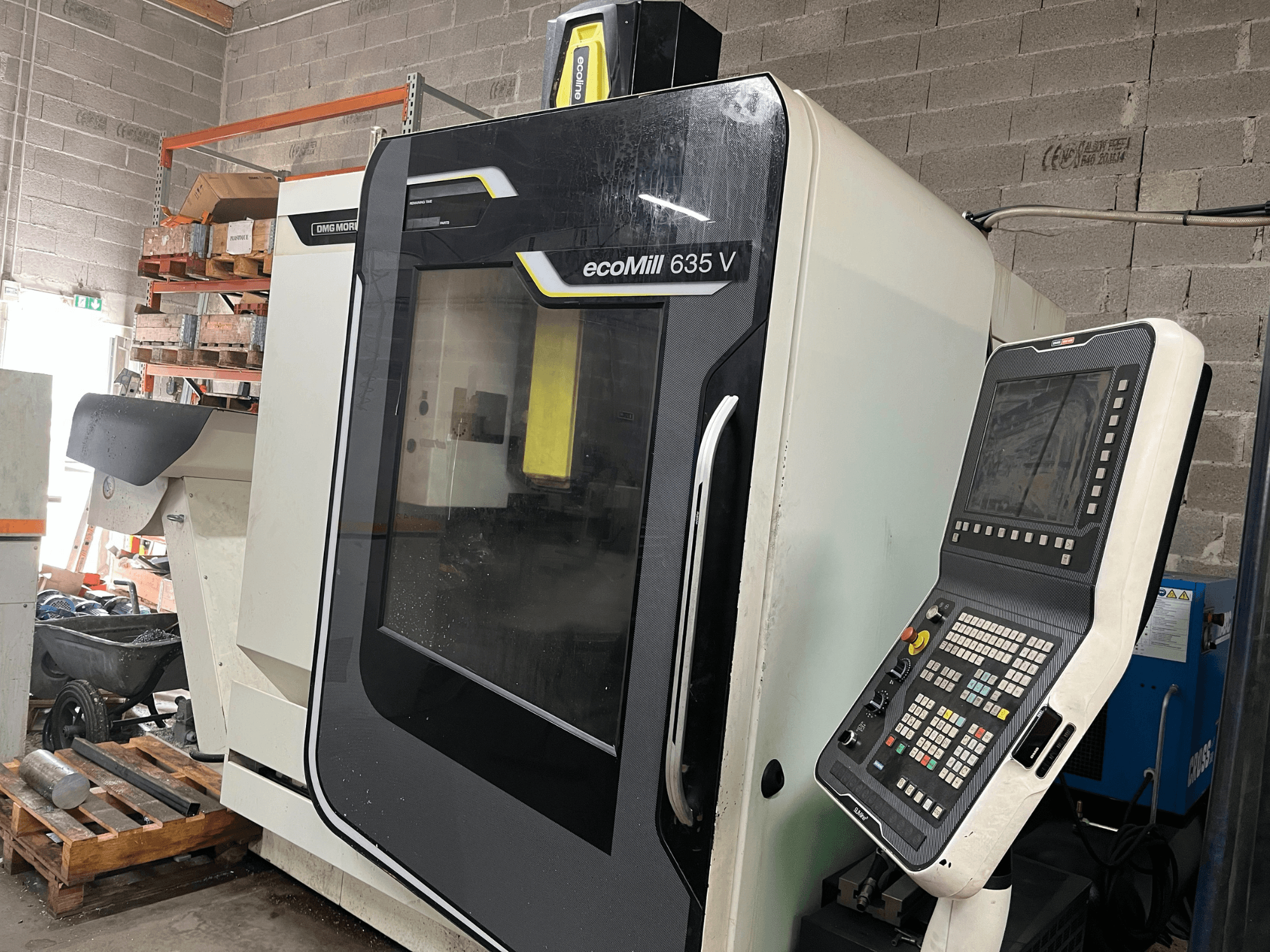 Фрезерний верстат EcoMill 635 V з ЧПУ, вид спереду, оснащений панеллю керування з кнопками, розташованою в промисловому робочому просторі.