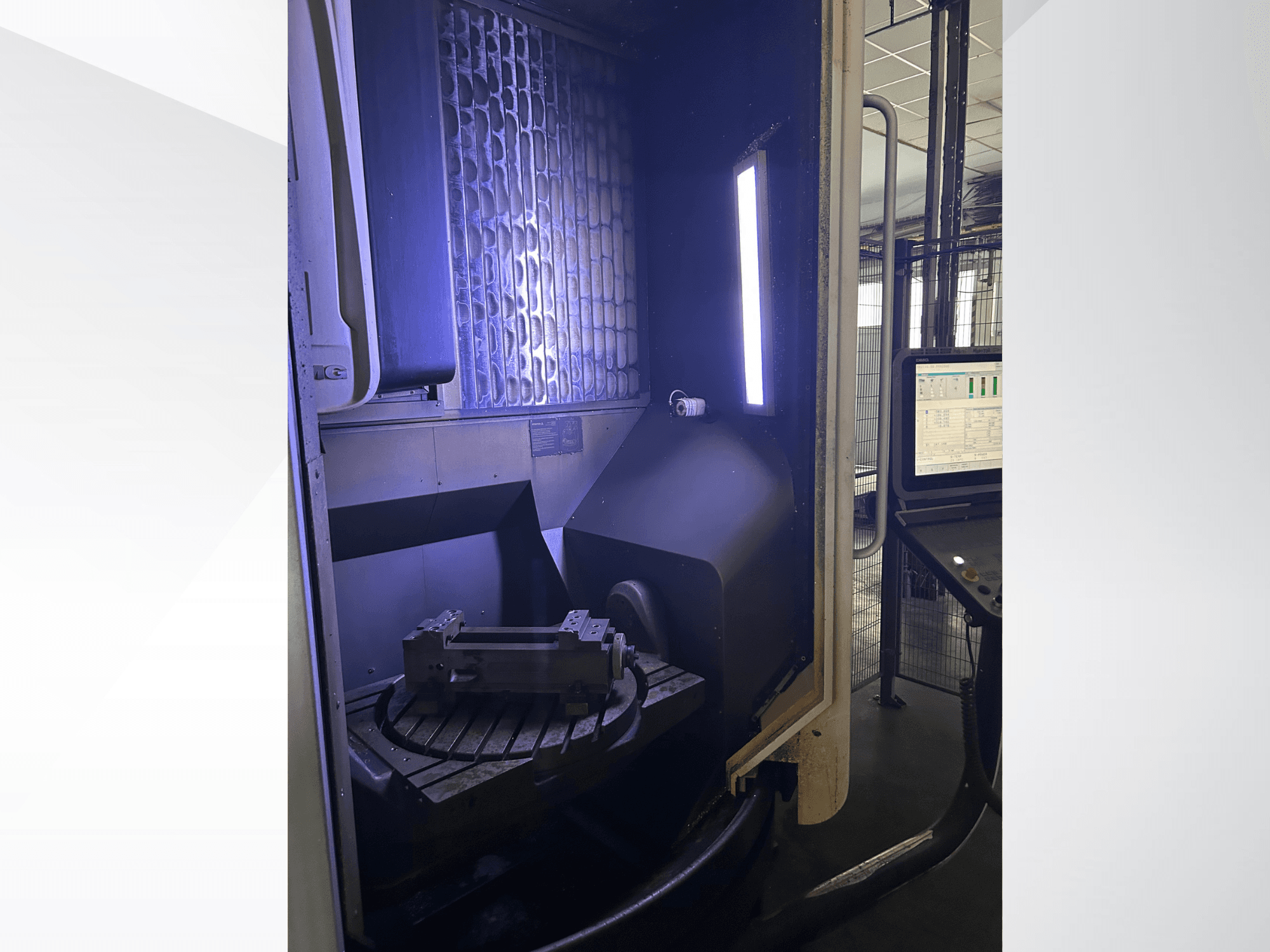 Вертикальний обробний центр DMG MORI DMU 65 MonoBlock, вид спереду, на якому видно поворотний стіл із заготовкою та панель управління.