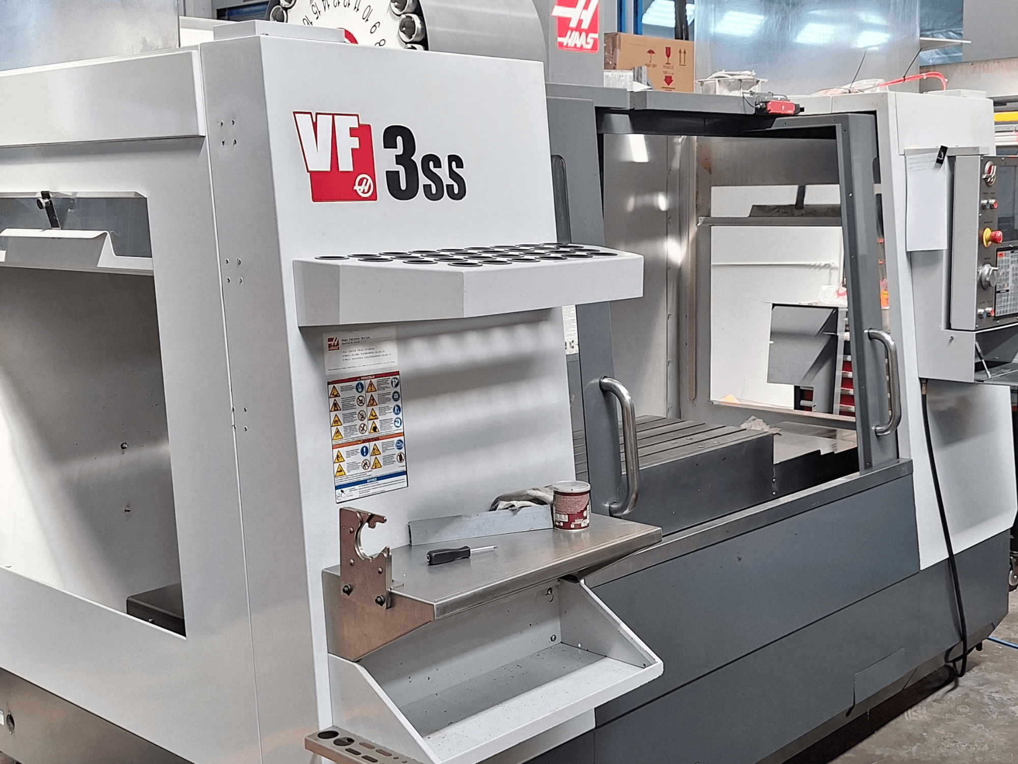 Вертикальний обробний центр Haas VF-3SS, вид спереду, демонструє панель керування, тримач інструменту та робочу зону.