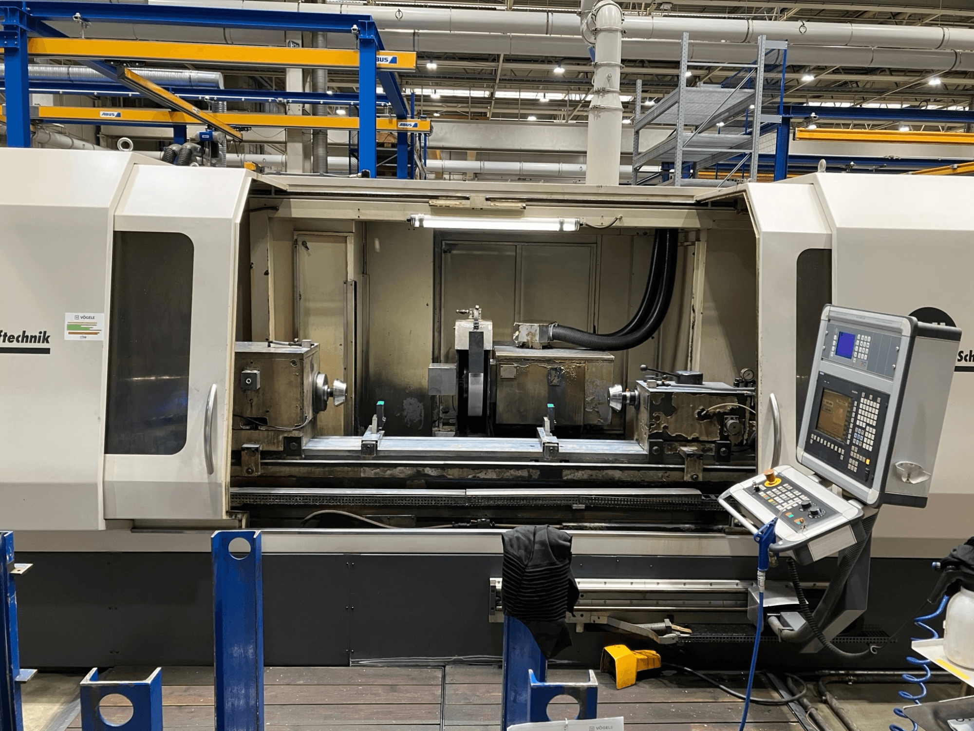 Круглошліфувальний верстат GEIBEL & HOTZ RS 2000 CM-DS, вид спереду з панеллю керування та зоною шліфування.