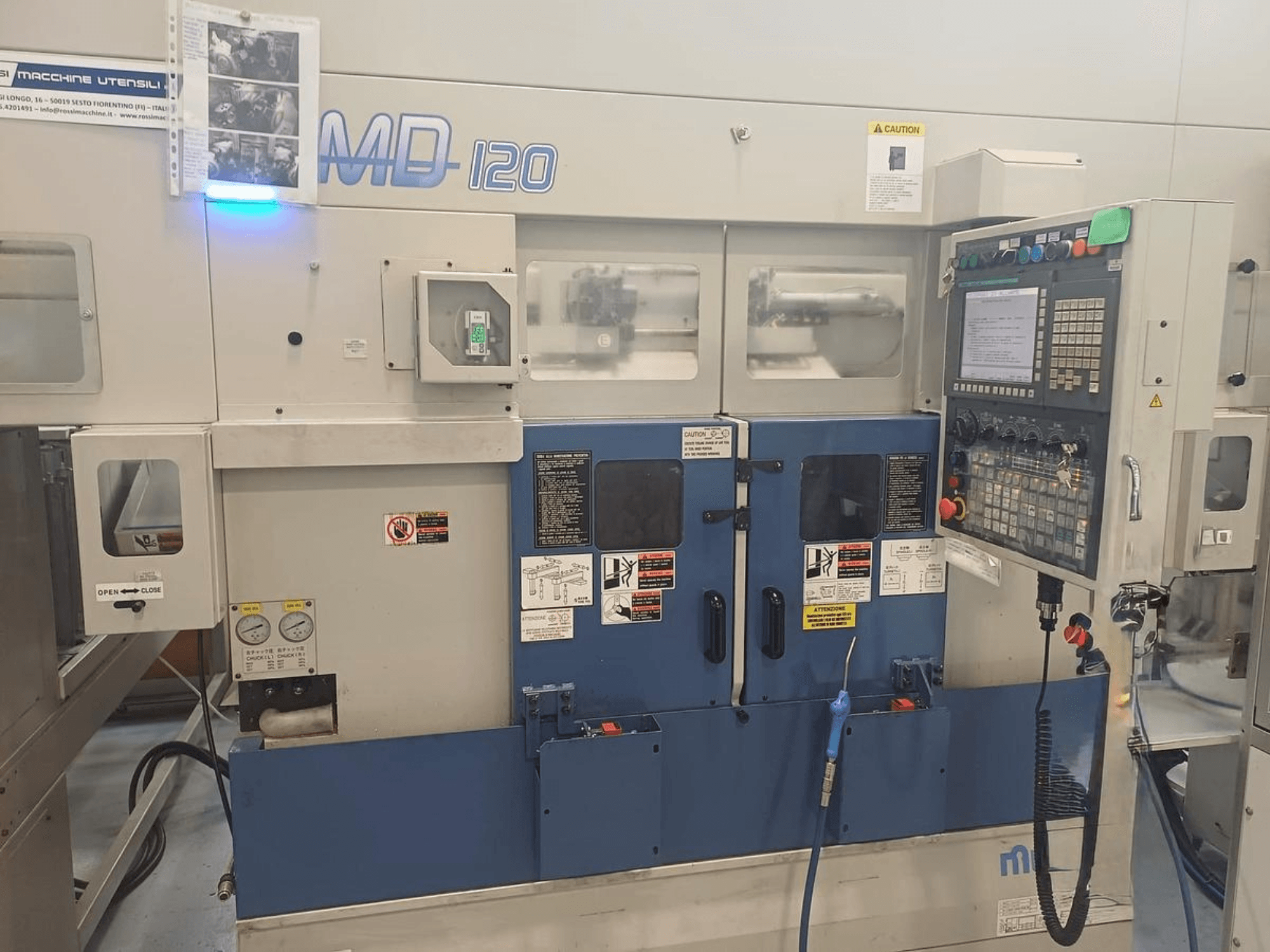 Горизонтальний токарний верстат MURATEC MD 120, вид спереду з панеллю керування, дверцятами та манометрами.