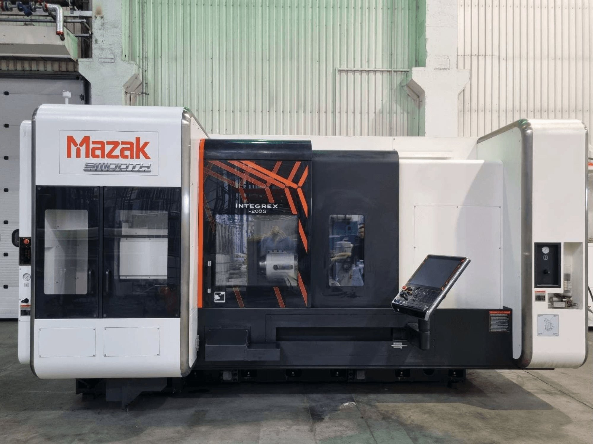 Токарно-фрезерний центр Mazak INTEGREX i-200 S, вид спереду, з панеллю керування та великим вікном для огляду зони обробки.