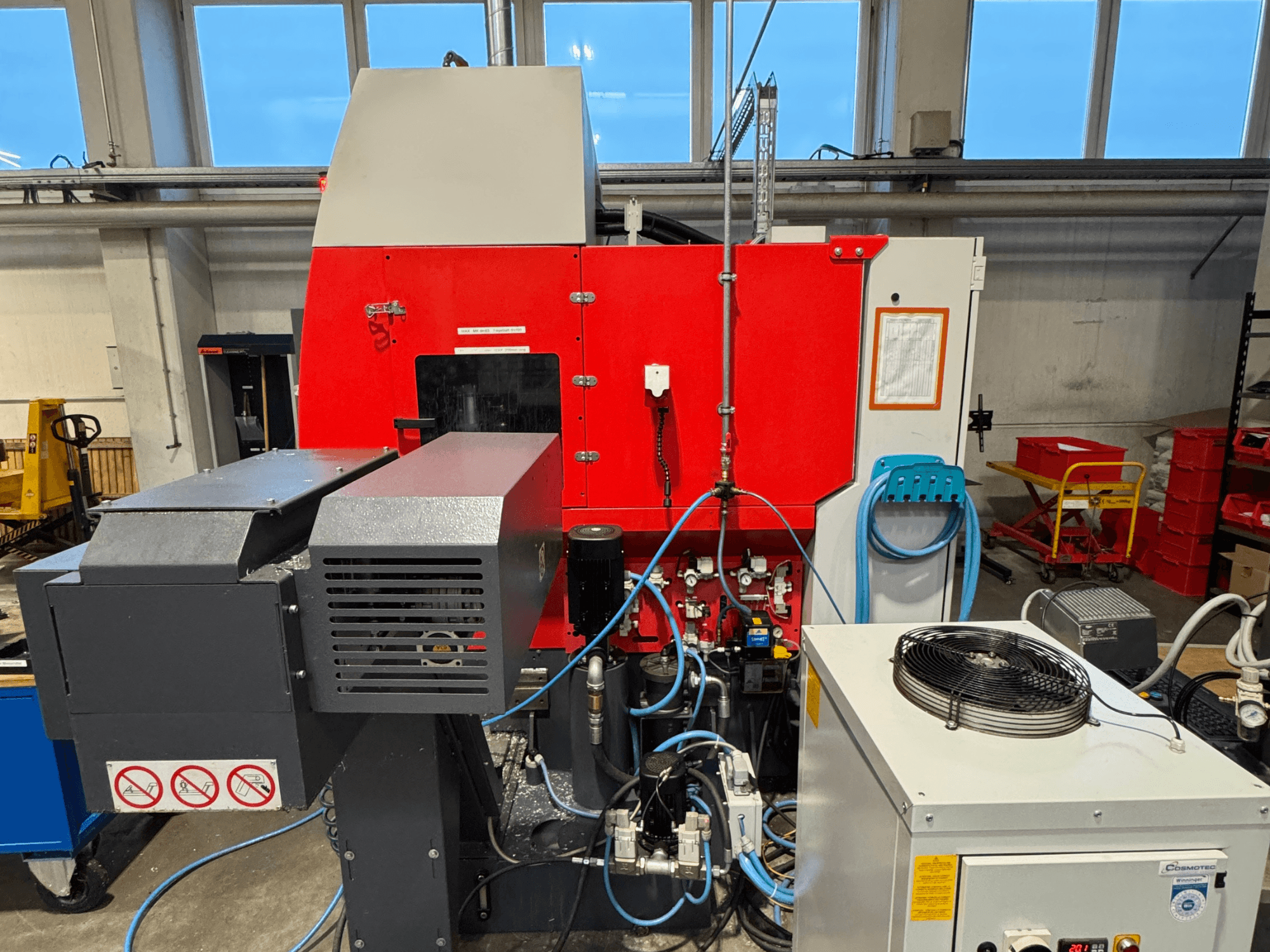 Вертикальний обробний центр EMCO MAXXMILL 350, вид спереду, демонструє складні механізми та деталі панелі керування.