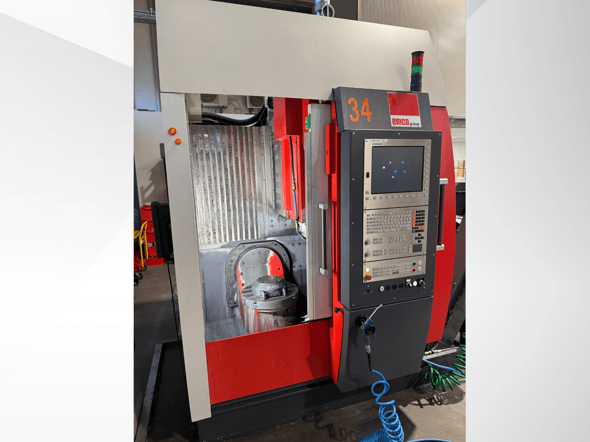 Вертикальний обробний центр EMCO MAXXMILL 350, вид спереду, з панеллю керування та видимими деталями фрезерної головки.