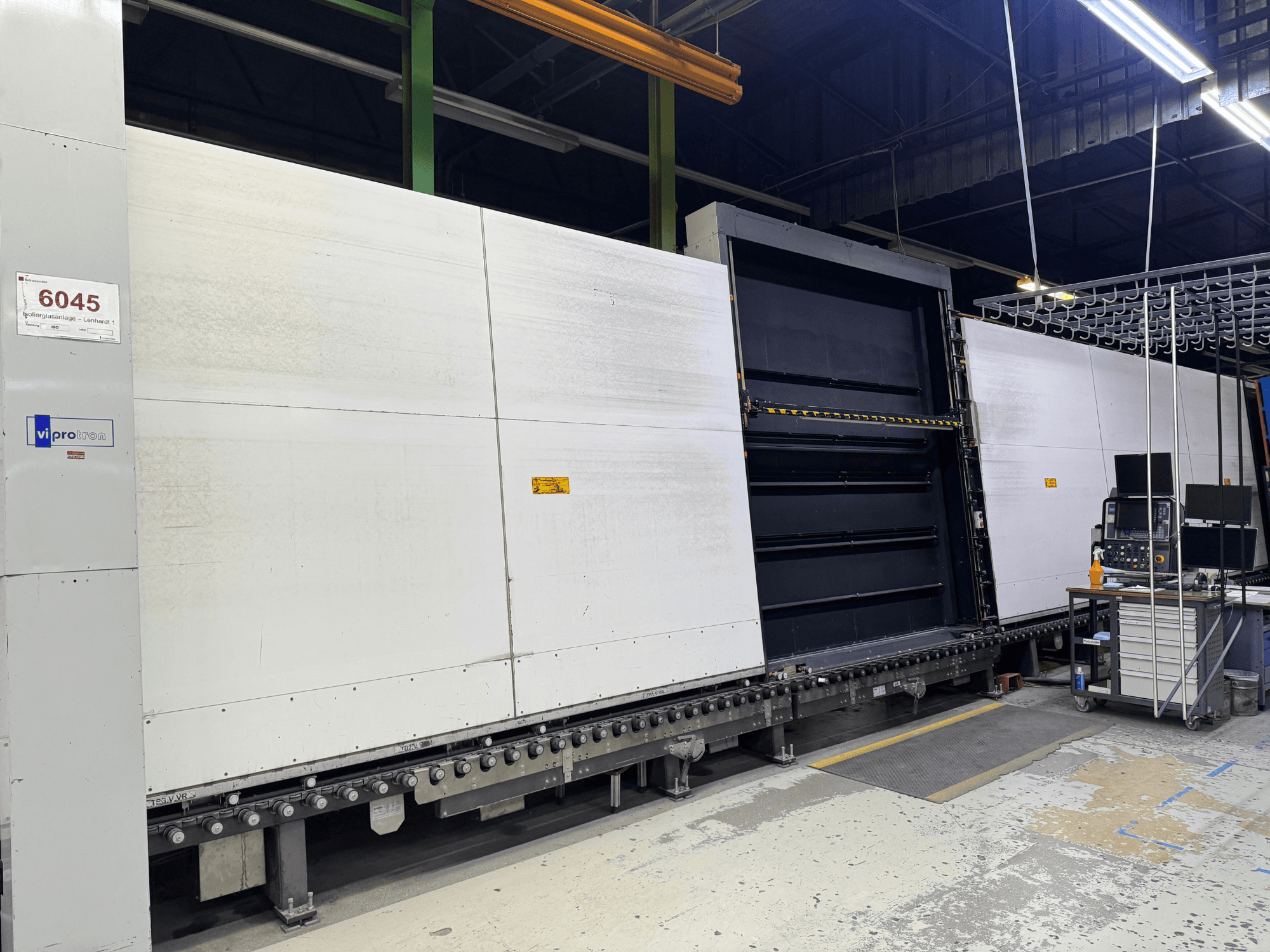 Вид спереду термопластавтомата Vipro з відкритою панеллю, що демонструє робоче обладнання та робочий простір біля нього. Модель 6045.