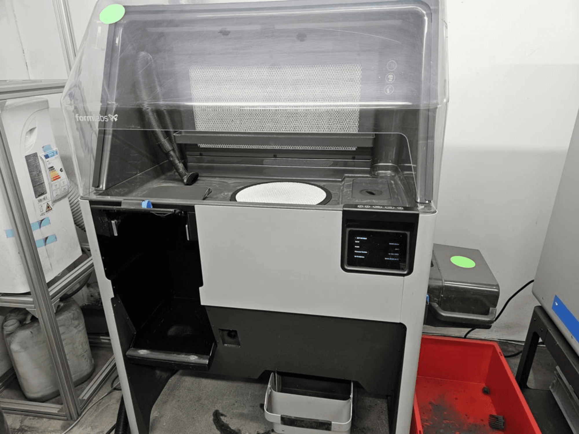 3D-принтер для друку з пластику FORMLABS Fuse 1 + 30 Вт, вид спереду, на якому видно сенсорні елементи керування та знімний лоток.
