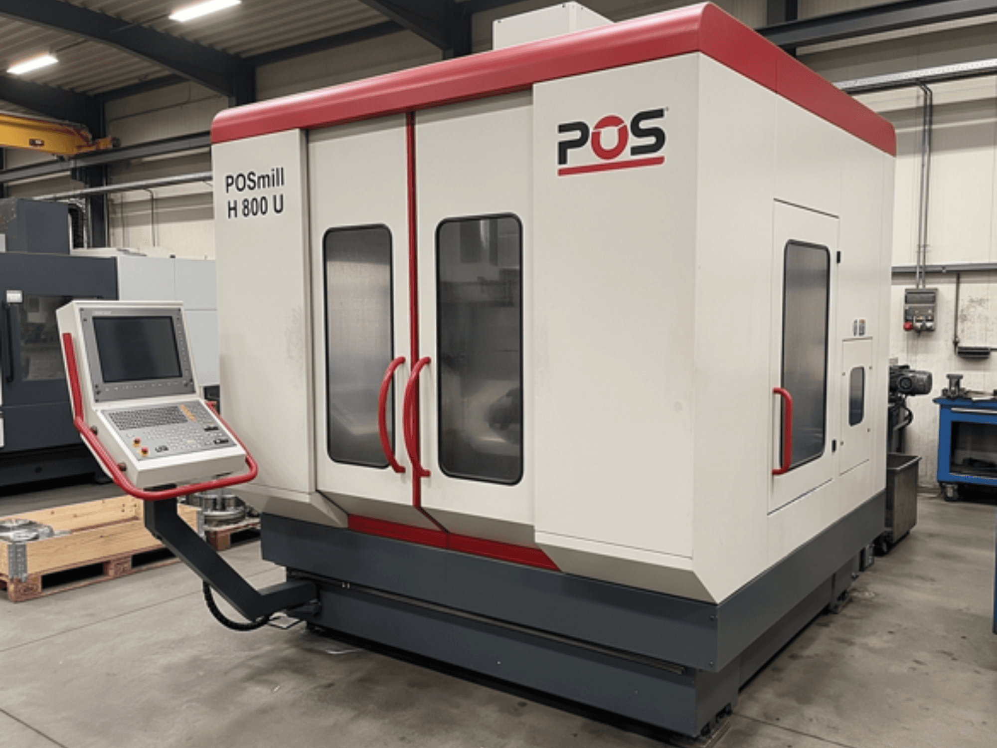 Вертикальний обробний центр POSmill H800U у цеху, оснащений панеллю керування та подвійними скляними дверцятами. Вигляд збоку.