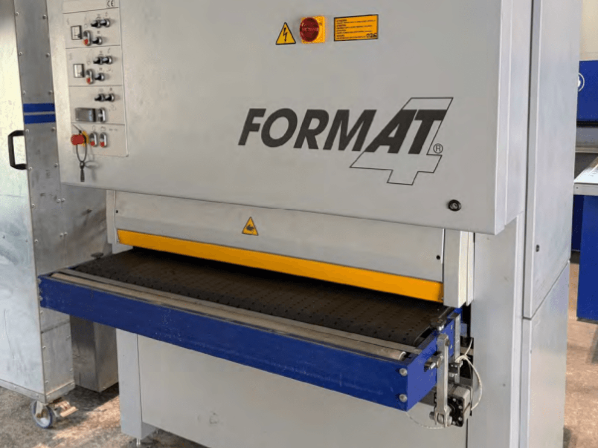 Бандошліфувальна машина FORMAT4 Finish 1302, зображена у фронтальному ракурсі, з панеллю керування, жовтою шліфувальною стрічкою та синім конвеєрним столом.