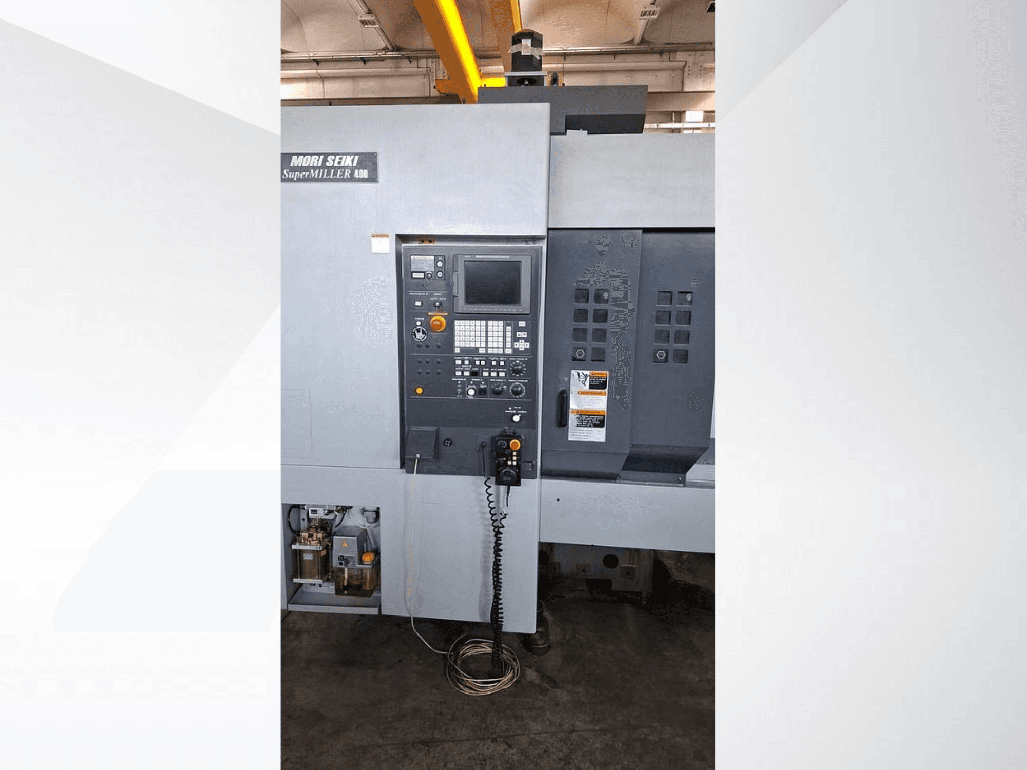 Вертикальний обробний центр MORI SEIKI ZV 400 SUPER MILLER, вид спереду з панеллю керування та кнопками керування.