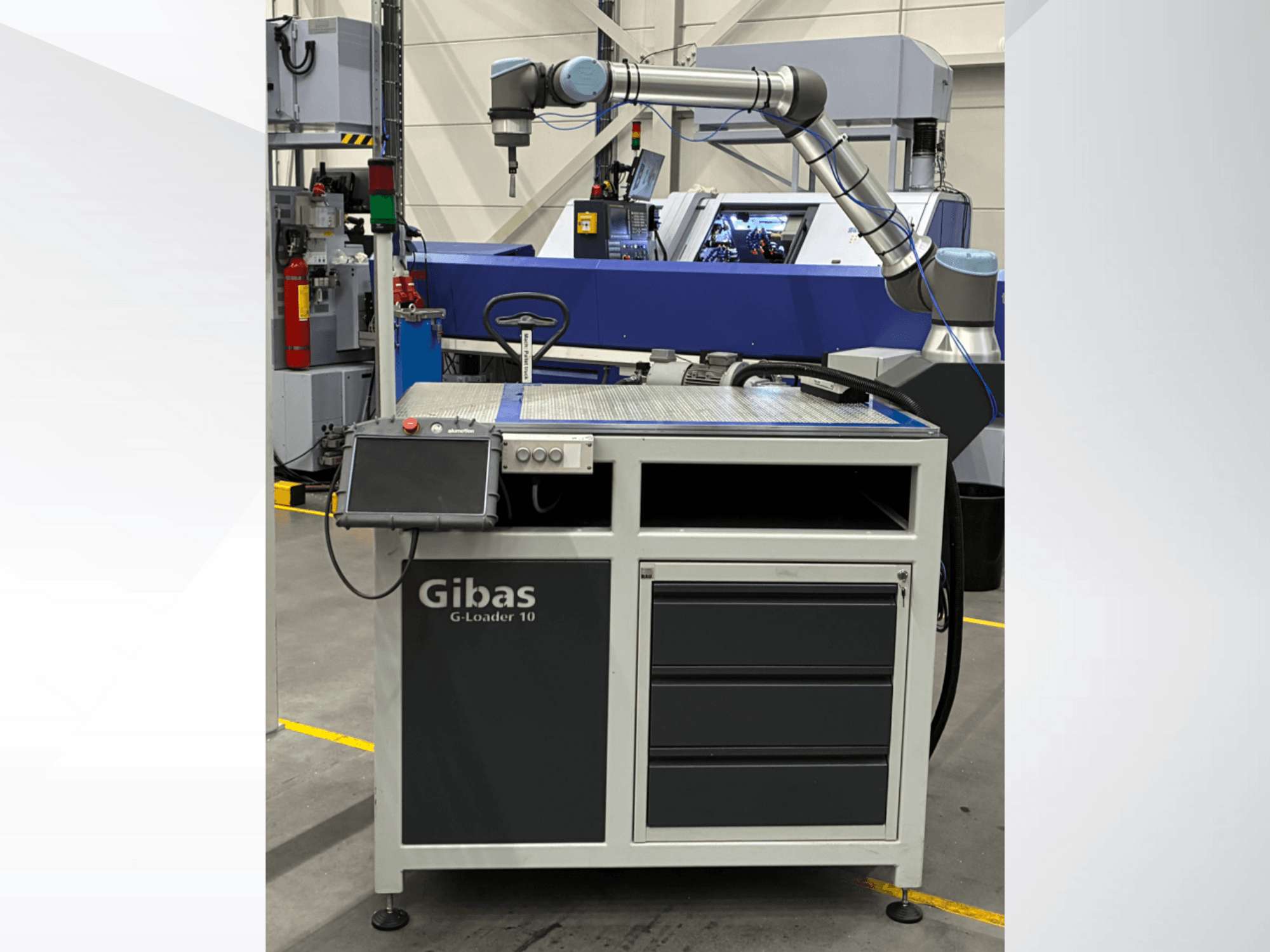 Gibas G-Loader 10 з роботизованим маніпулятором, вид спереду; має сенсорний екран управління і висувний ящик для зберігання в промислових умовах.