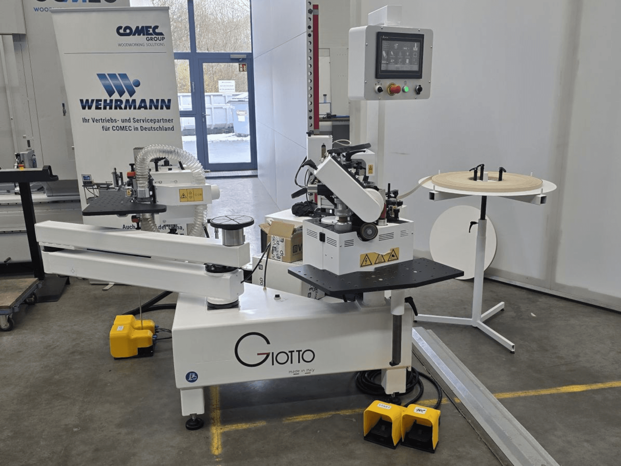 Деревообробний верстат Giotto з панеллю керування, вид збоку, включає ножні педалі та робочу поверхню, що обертається.