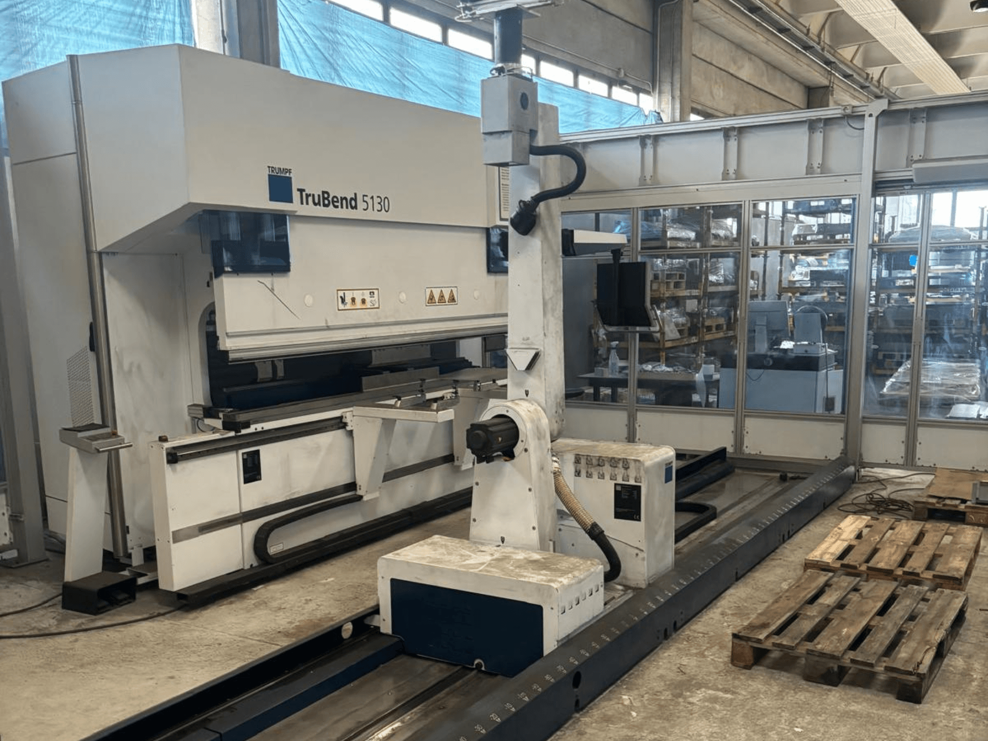 Згинальний верстат TruBend 5130 від Trumpf, вид спереду, з панеллю керування та піддонами в заводських умовах.