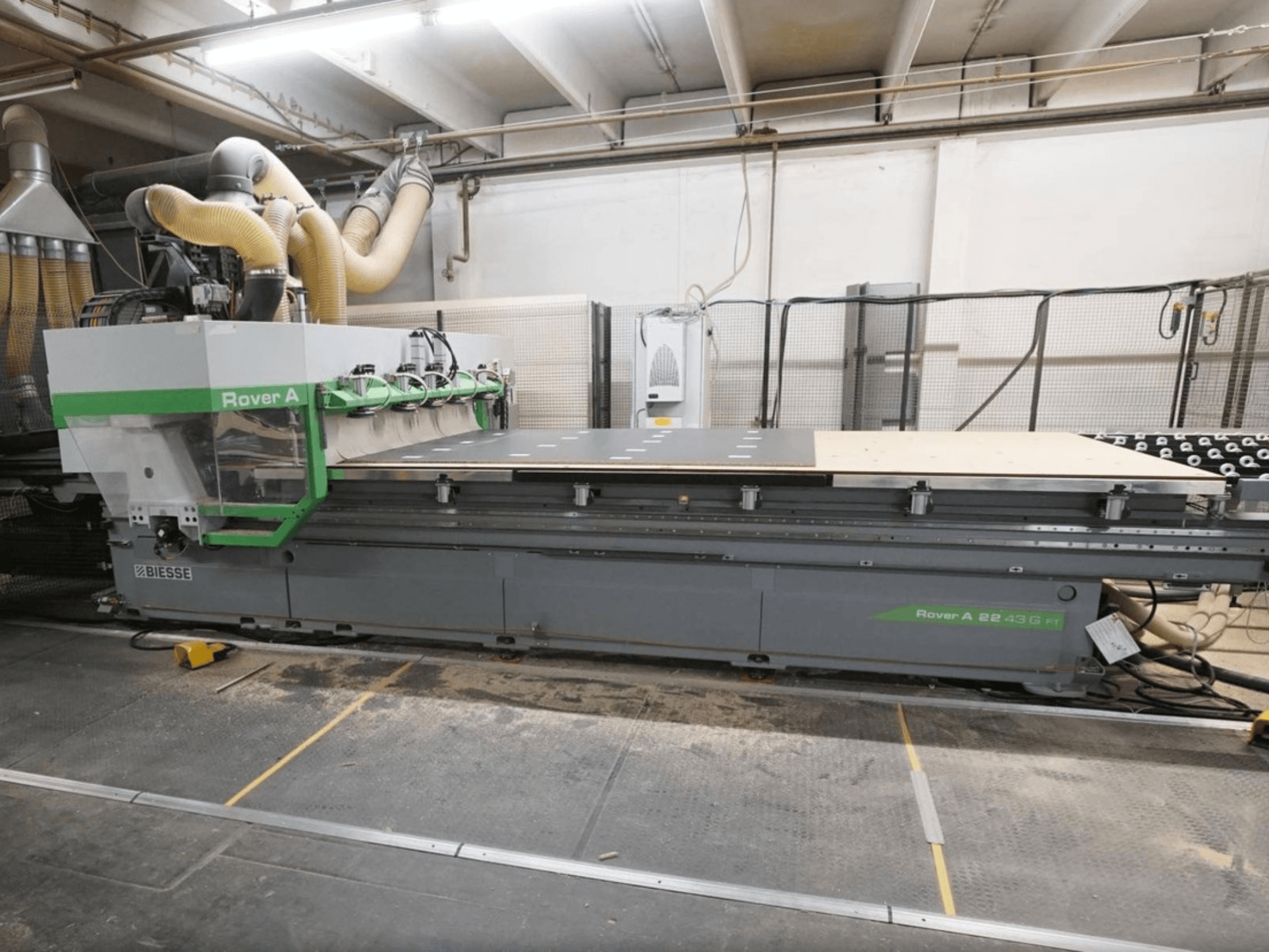 Центр обробки деревини з ЧПУ BIESSE Rover A FT 2243, вид спереду, оснащений великим робочим столом та системою кріплення інструментів.