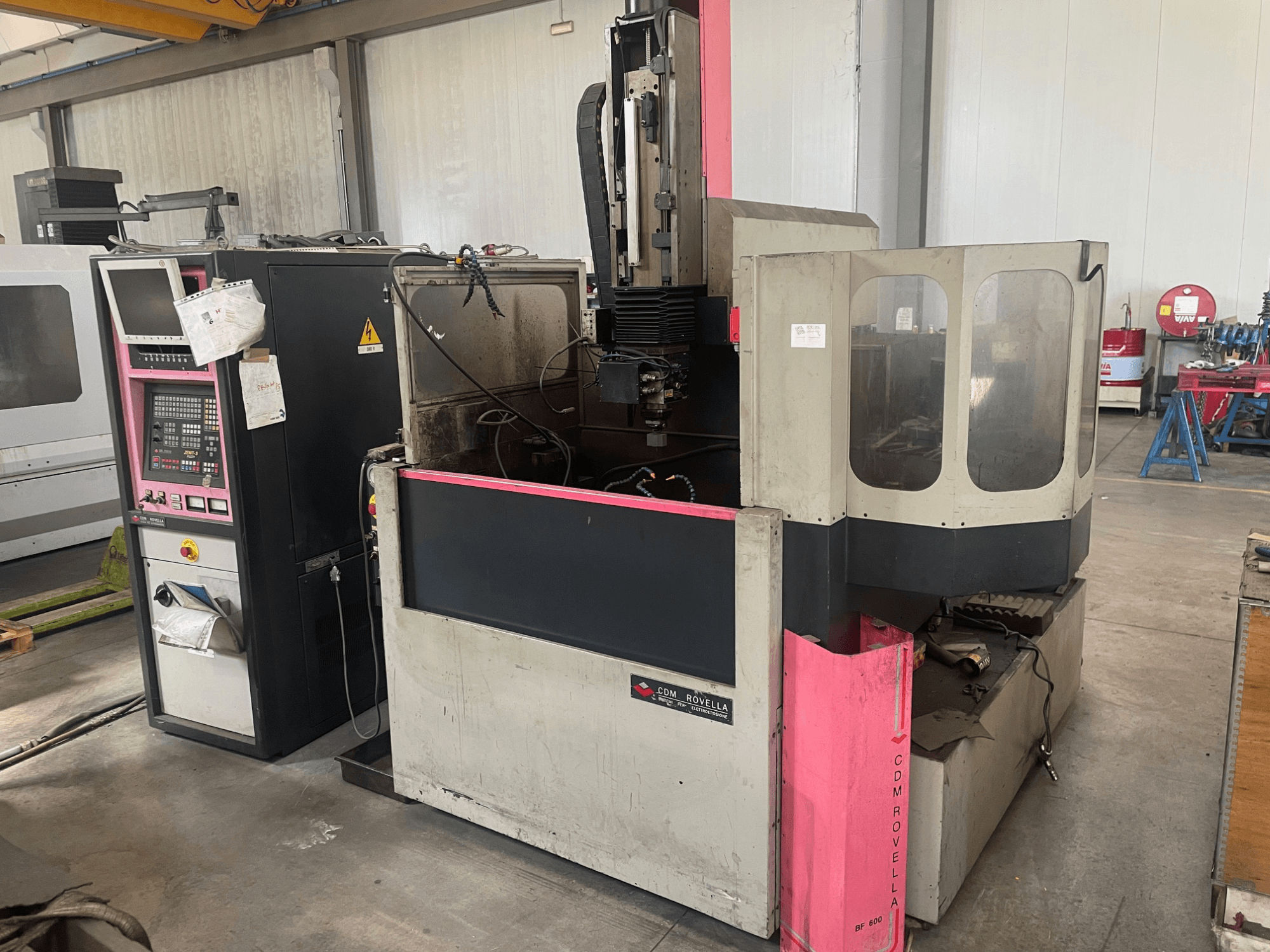 Обробний центр CDM Rovella BF 800, вид збоку з панеллю керування, пилозахисним кожухом і промисловим налаштуванням.