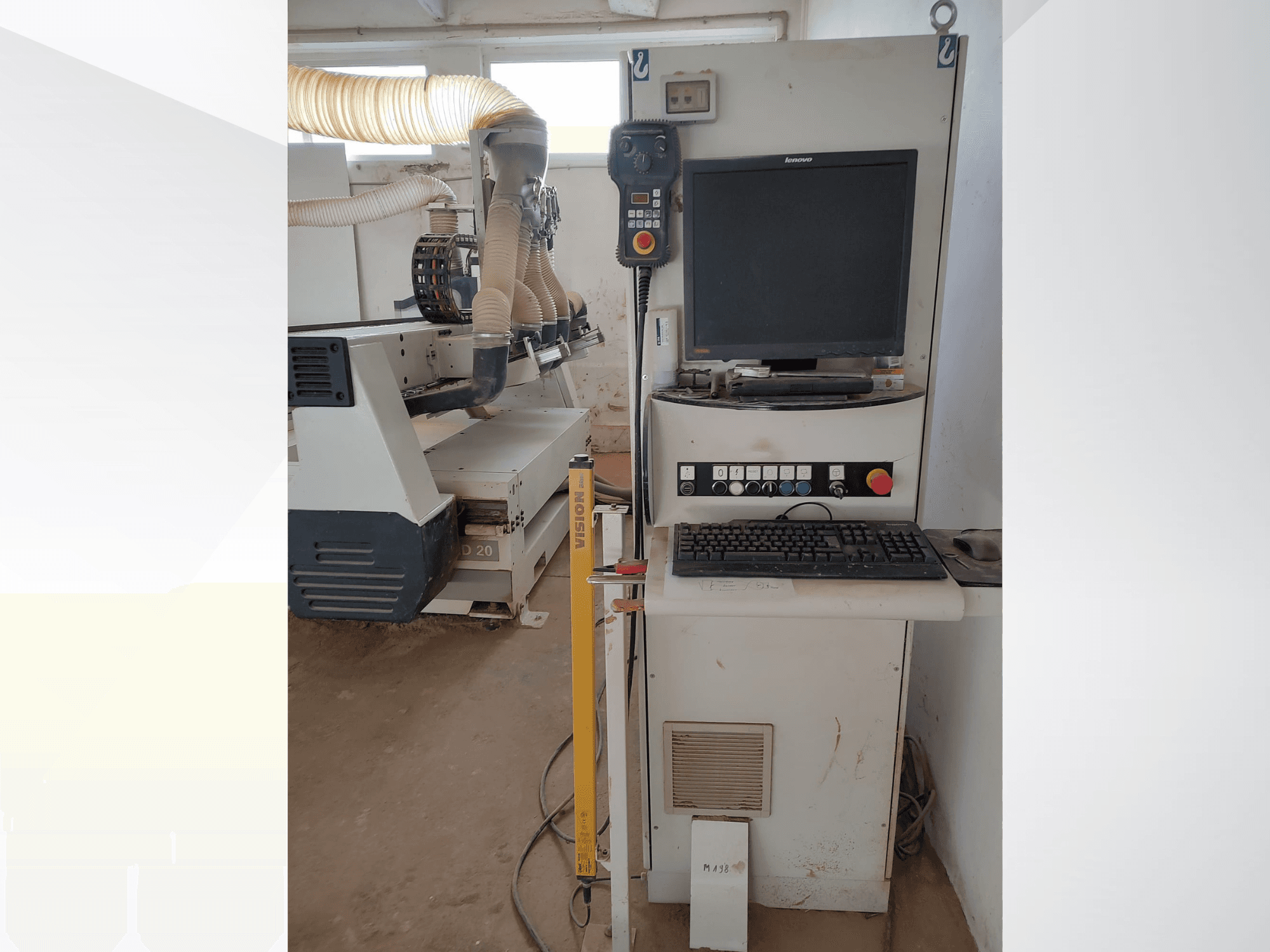 Фрезерний верстат з ЧПУ SCM ACCORD 20 в умовах майстерні, вид спереду з панеллю керування, монітором і системою відсмоктування пилу.