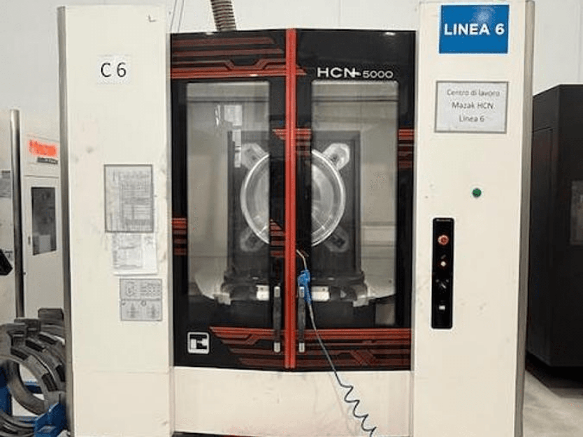 Горизонтальний обробний центр Mazak HCN-5000, вид спереду, на якому видно панель керування, велику зону шпинделя та деталі робочої зони.