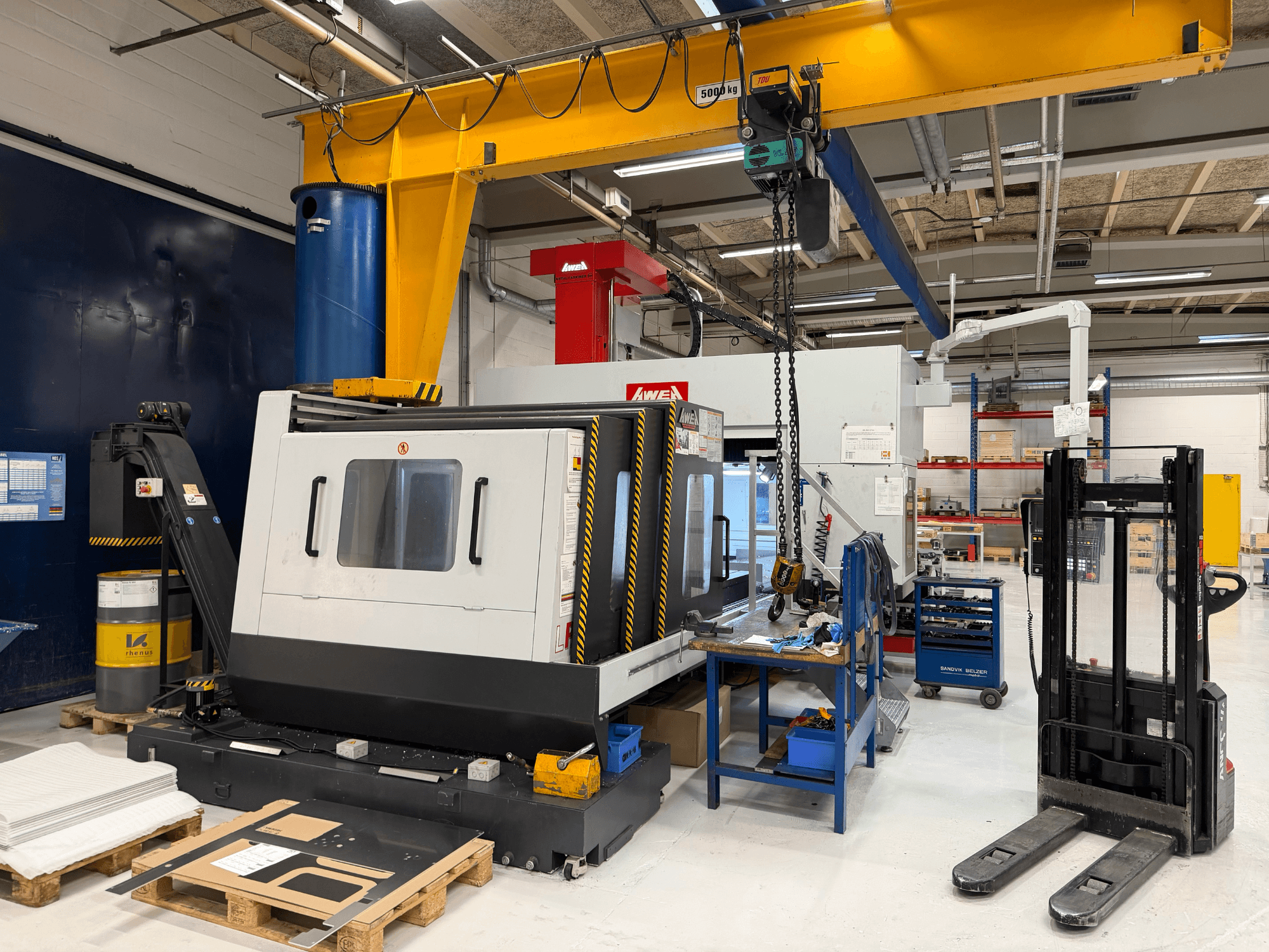 Портальний фрезерний верстат AWEA LP3016YF, вид спереду, з інструментами, синім баком і робочим простором на задньому плані.