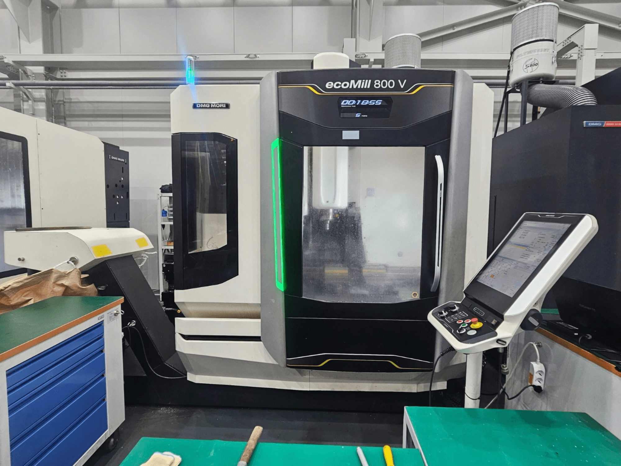 Вертикальний обробний центр DMG MORI ecoMill 800 V, вид спереду, на якому видно панель керування та деталі верстата.
